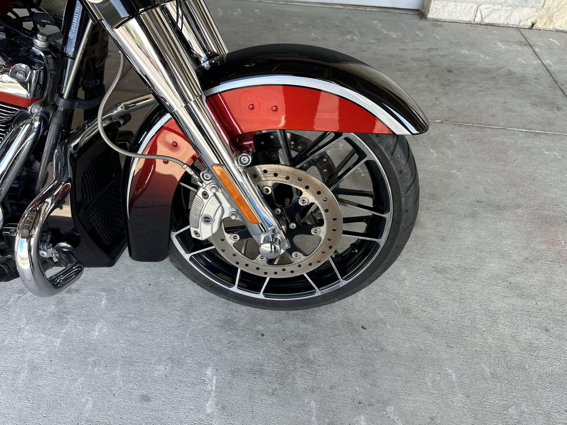 2021 Harley-Davidson® CVO™ Street Glide® FLHXSE, photo 12