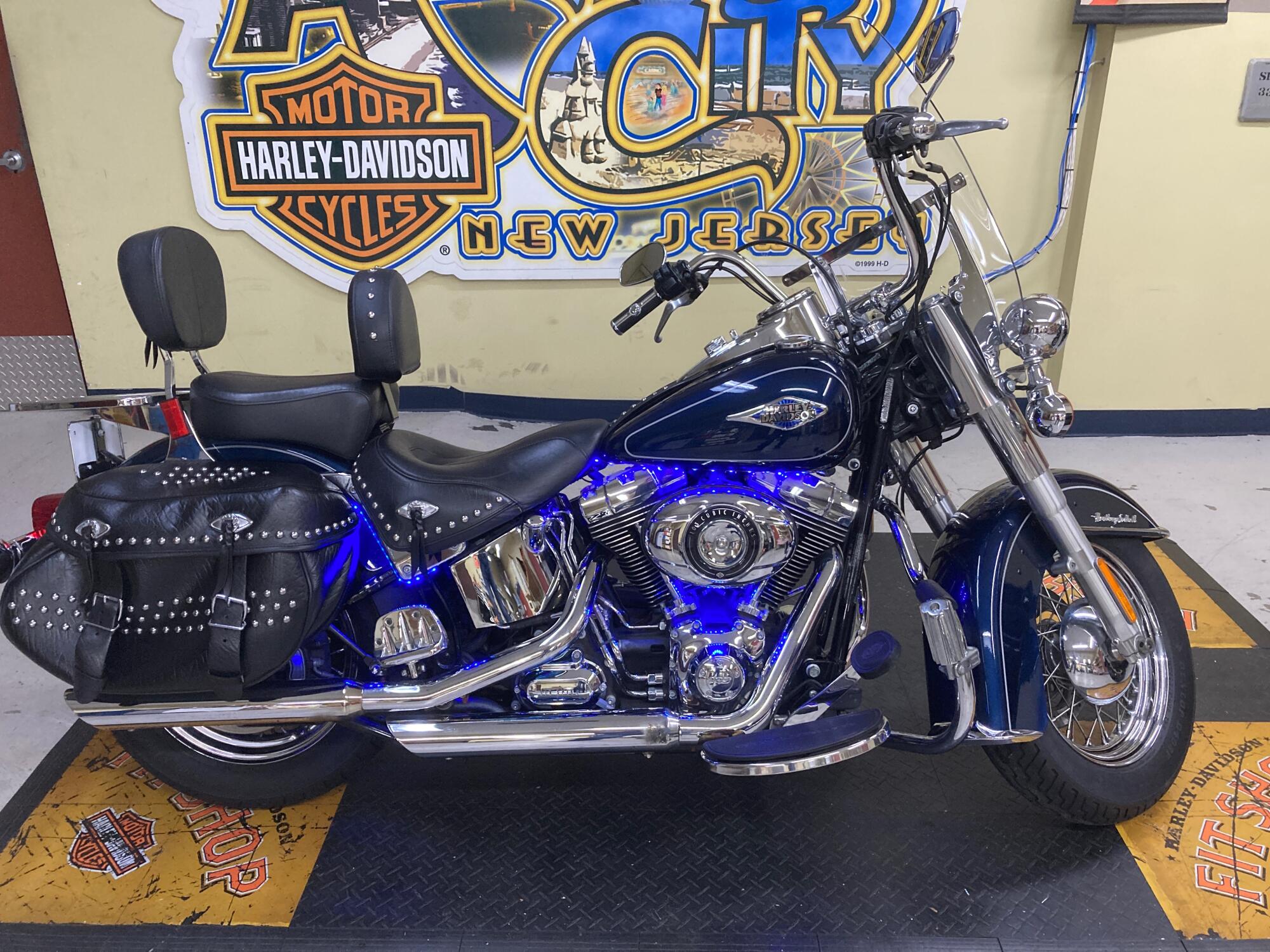 2012 Harley-Davidson® Heritage Softail® Classic Big Blue Pearl FLSTC, photo 2