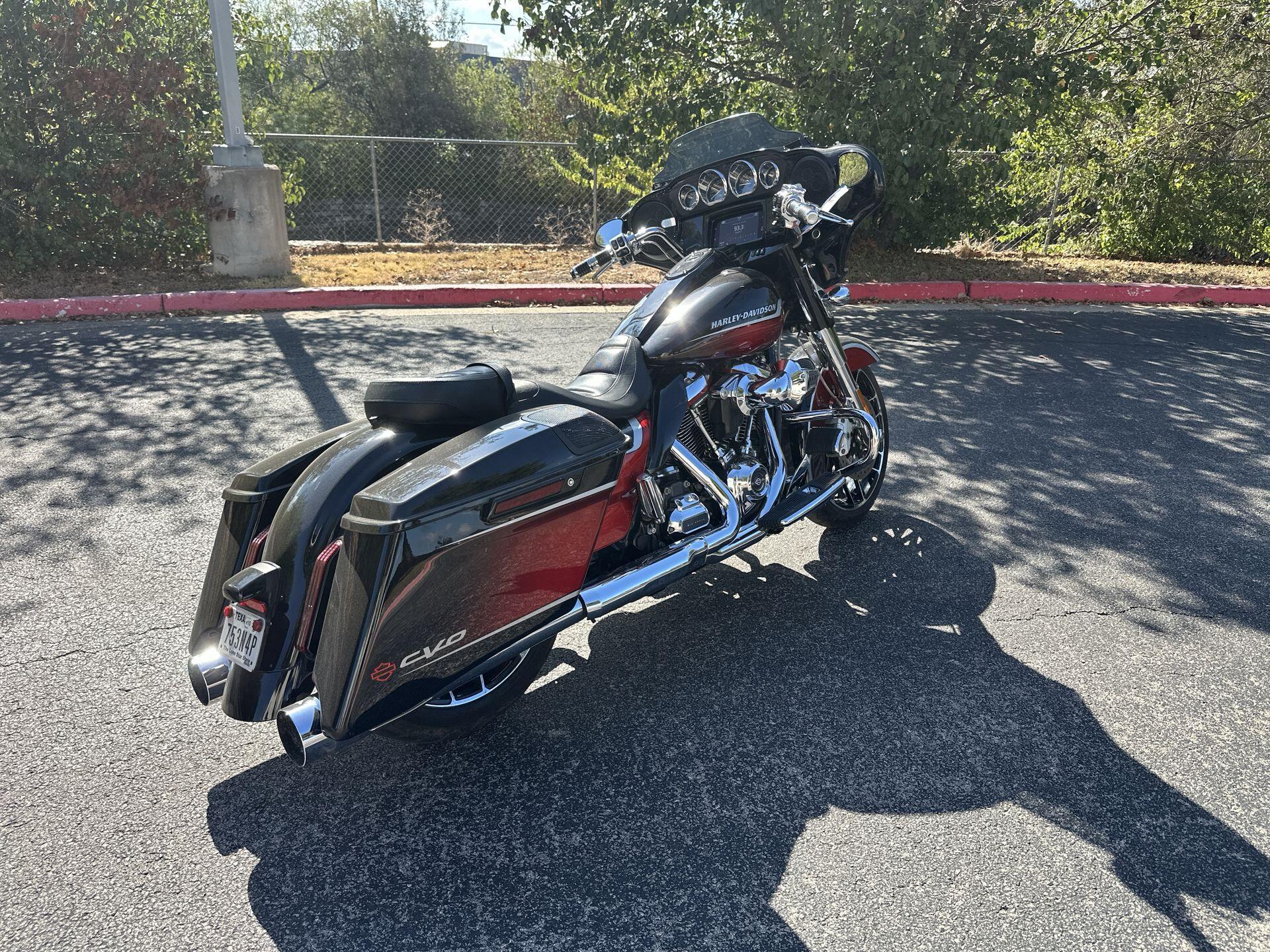 2021 Harley-Davidson® CVO™ Street Glide® FLHXSE, photo 10