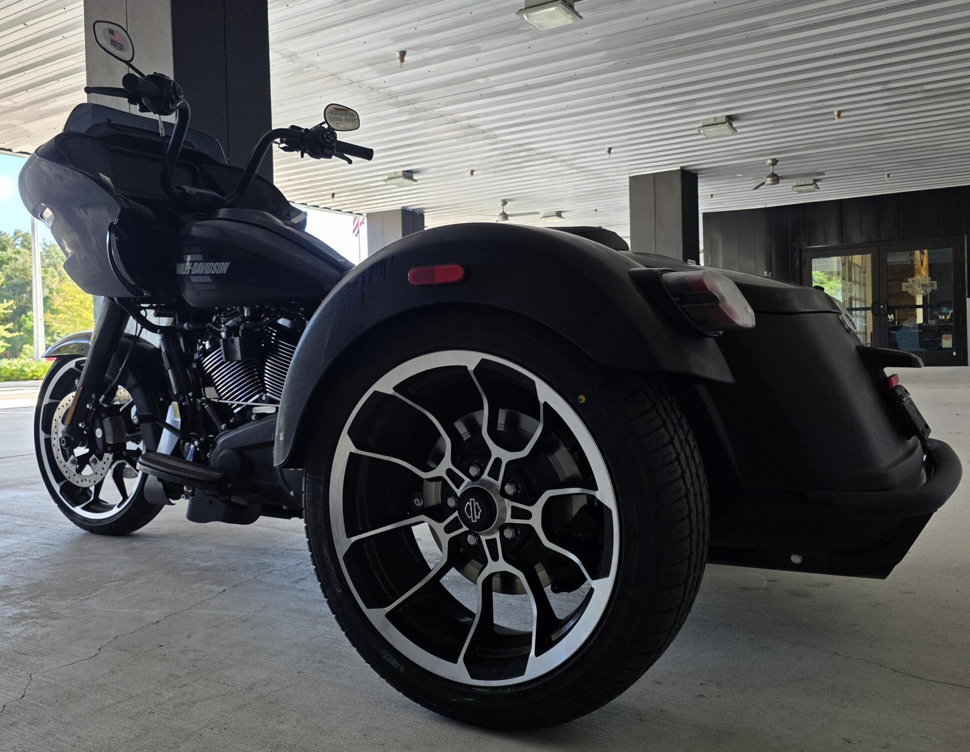 2026 Harley-Davidson® Road Glide 3 Vivid Black, photo 8