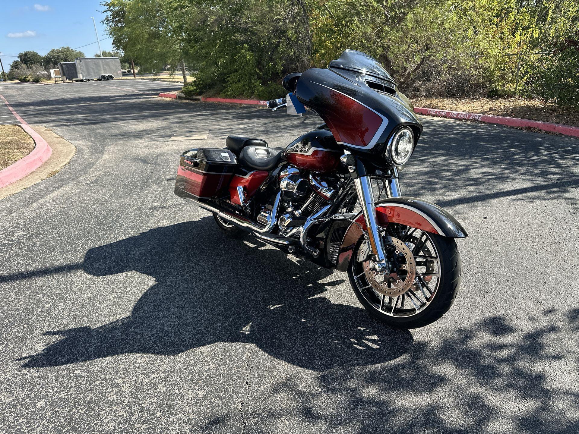 2021 Harley-Davidson® CVO™ Street Glide® FLHXSE, photo 4