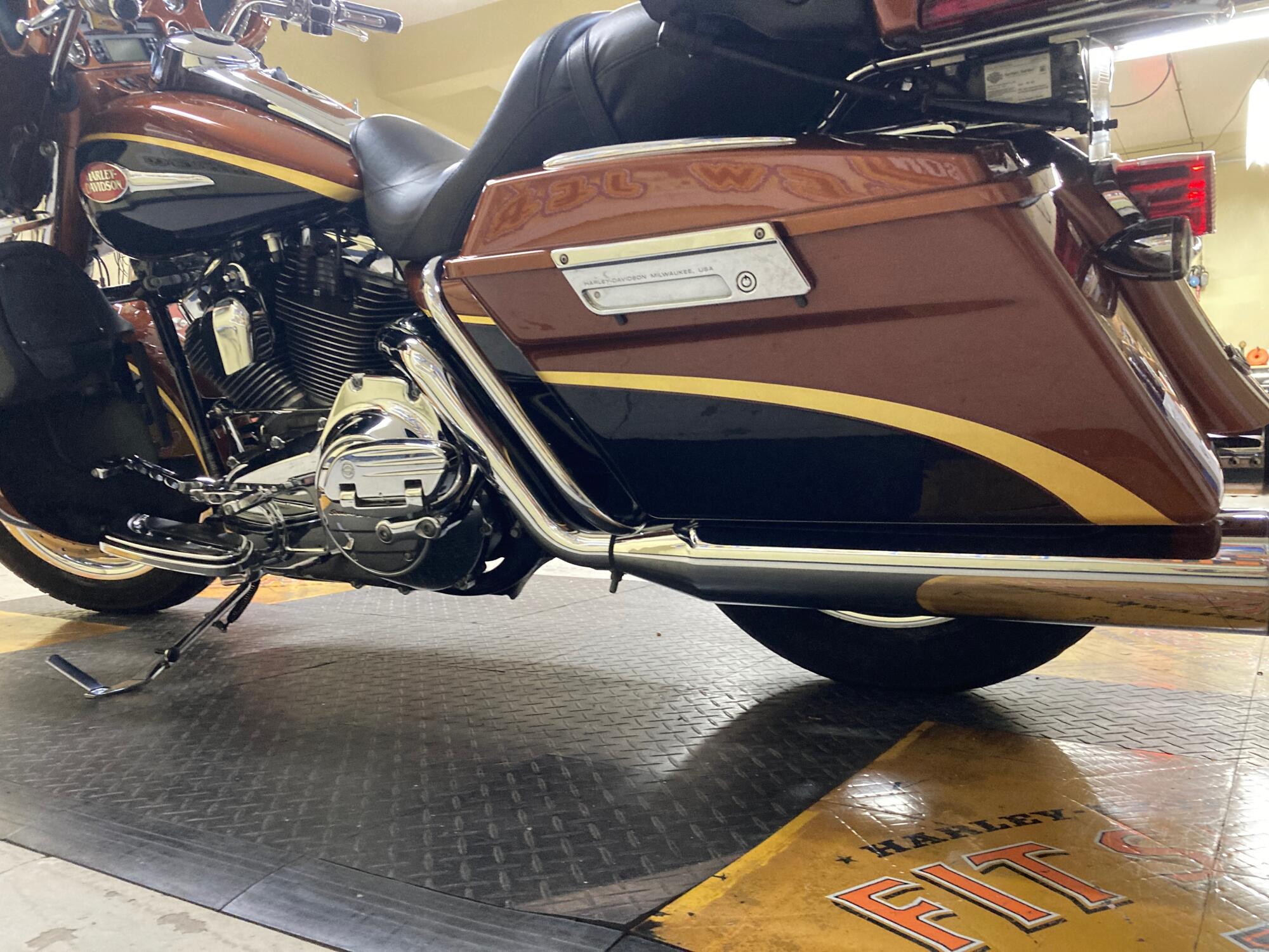 2008 Harley-Davidson® Screamin’ Eagle Ultra Classic Electra Glide Anniversary Copper Pearl/Black Ony, photo 4