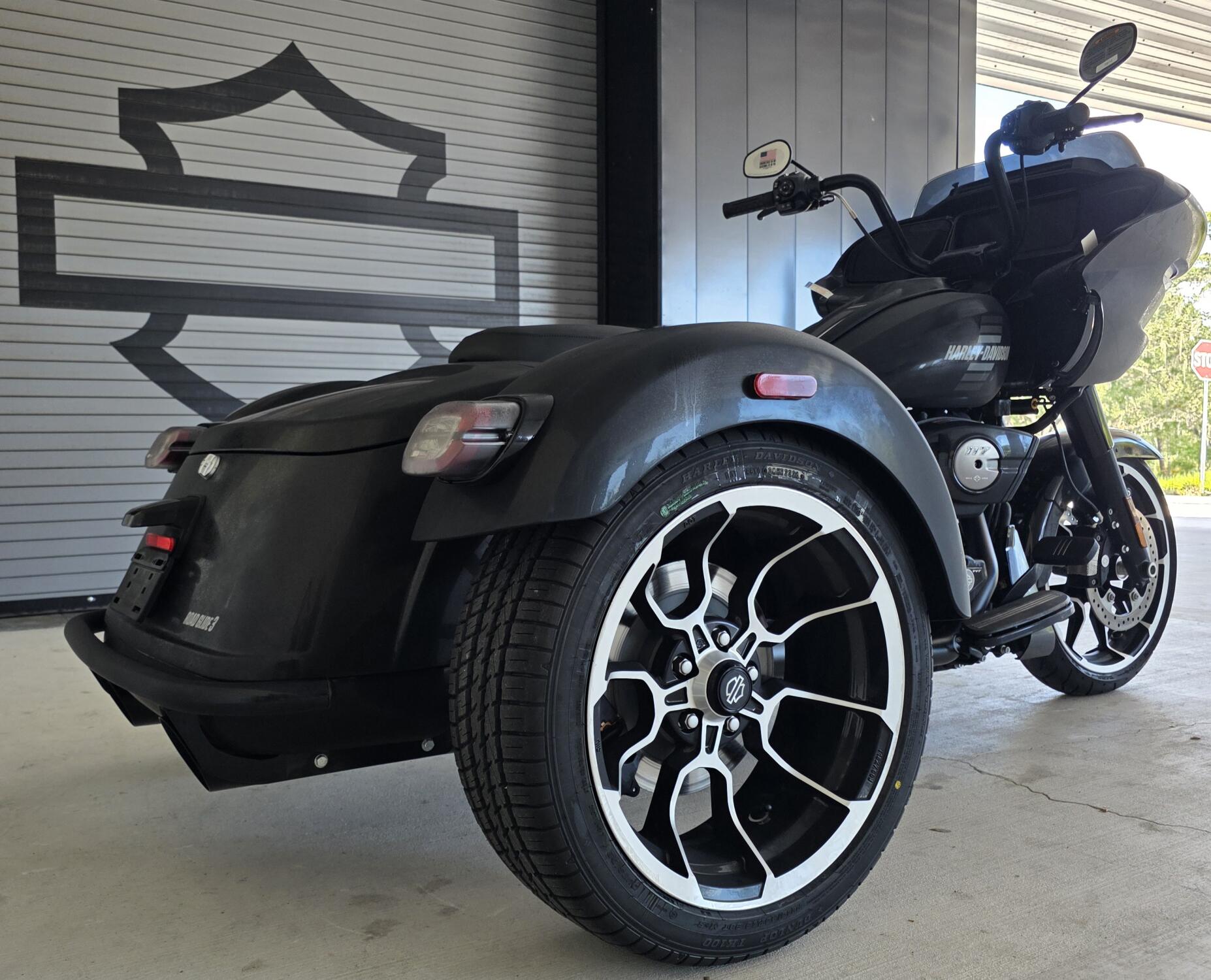 2026 Harley-Davidson® Road Glide 3 Vivid Black, photo 7