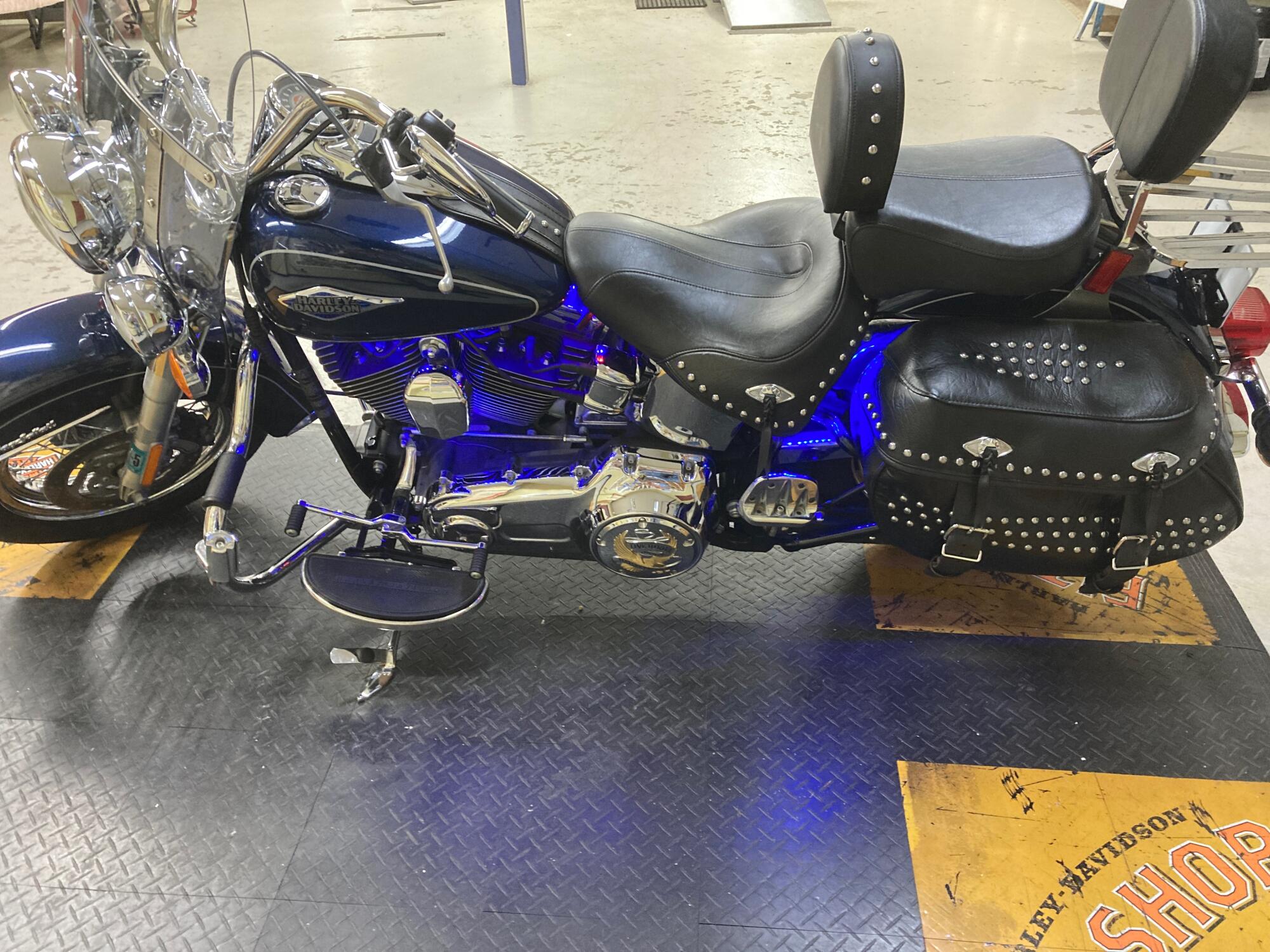 2012 Harley-Davidson® Heritage Softail® Classic Big Blue Pearl FLSTC, photo 3