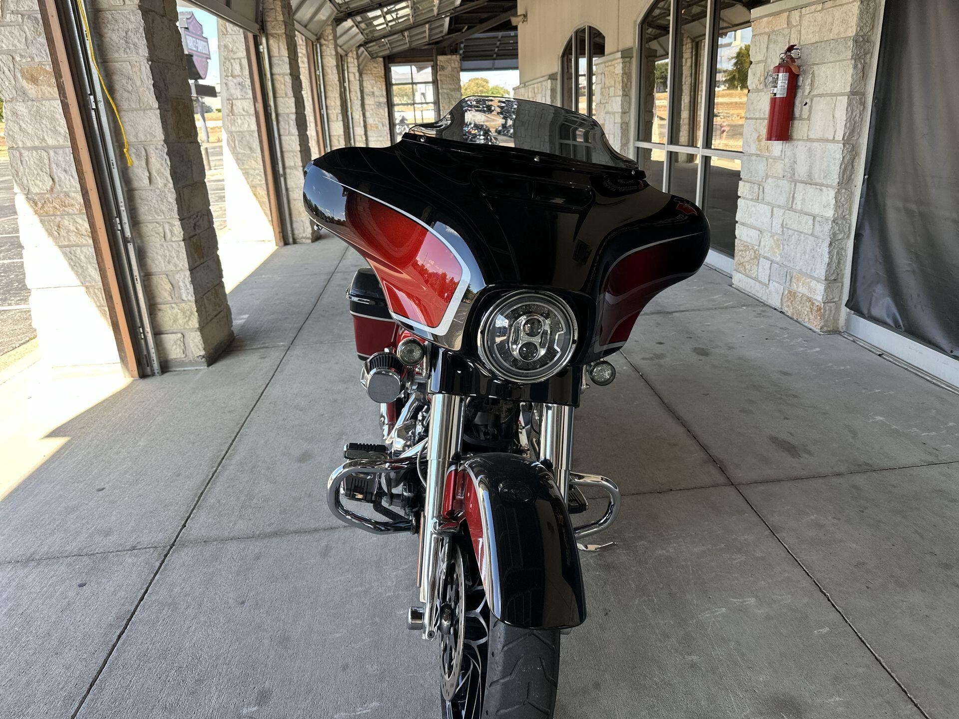 2021 Harley-Davidson® CVO™ Street Glide® FLHXSE, photo 11