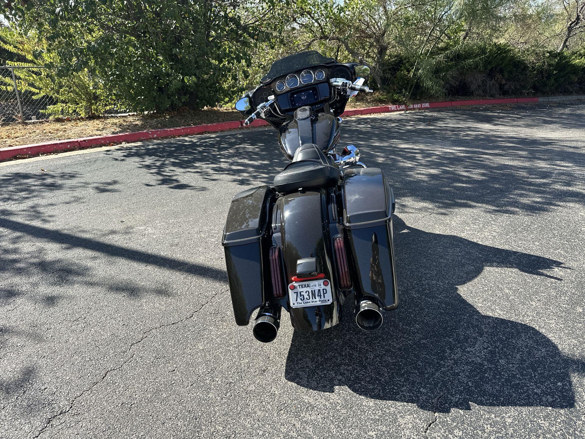 2021 Harley-Davidson® CVO™ Street Glide® FLHXSE, photo 9