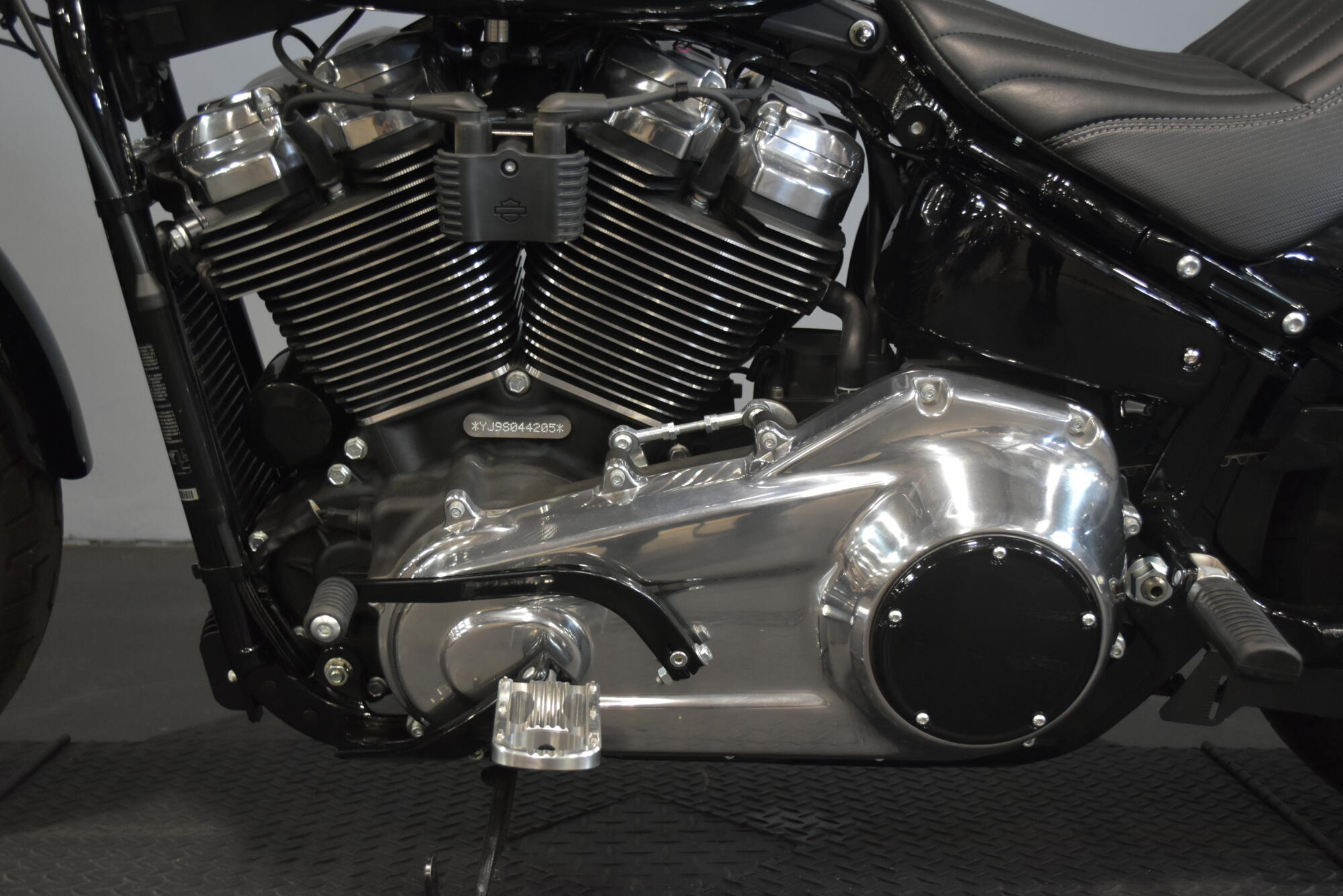 2025 Harley-Davidson® Street Bob® Vivid Black w/Cast Wheels, photo 13