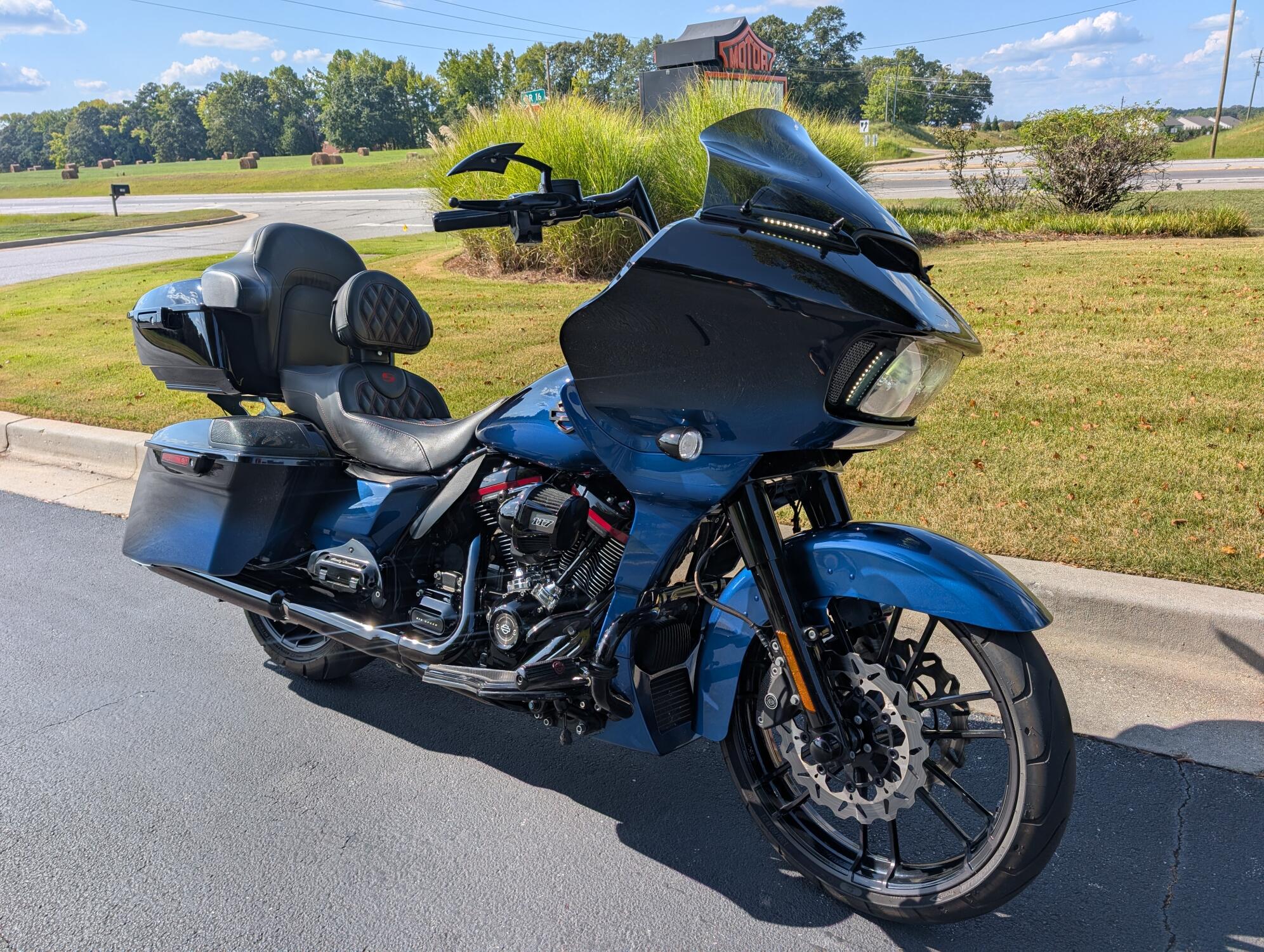 2019 Harley-Davidson® CVO™ Road Glide® Mako Shark Fade, photo 2