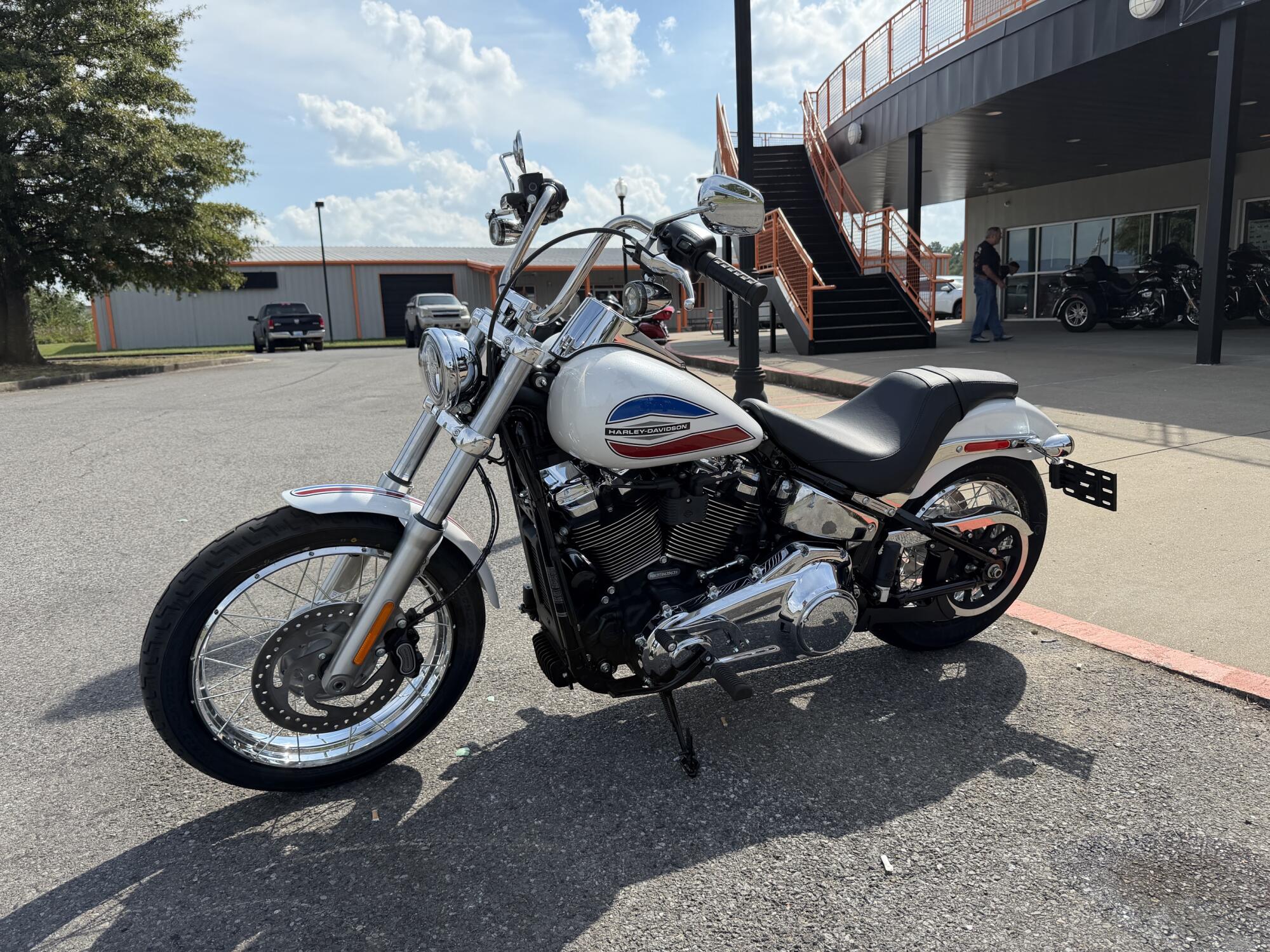 2026 Harley-Davidson® Super Glide® White Onyx Pearl, photo 6