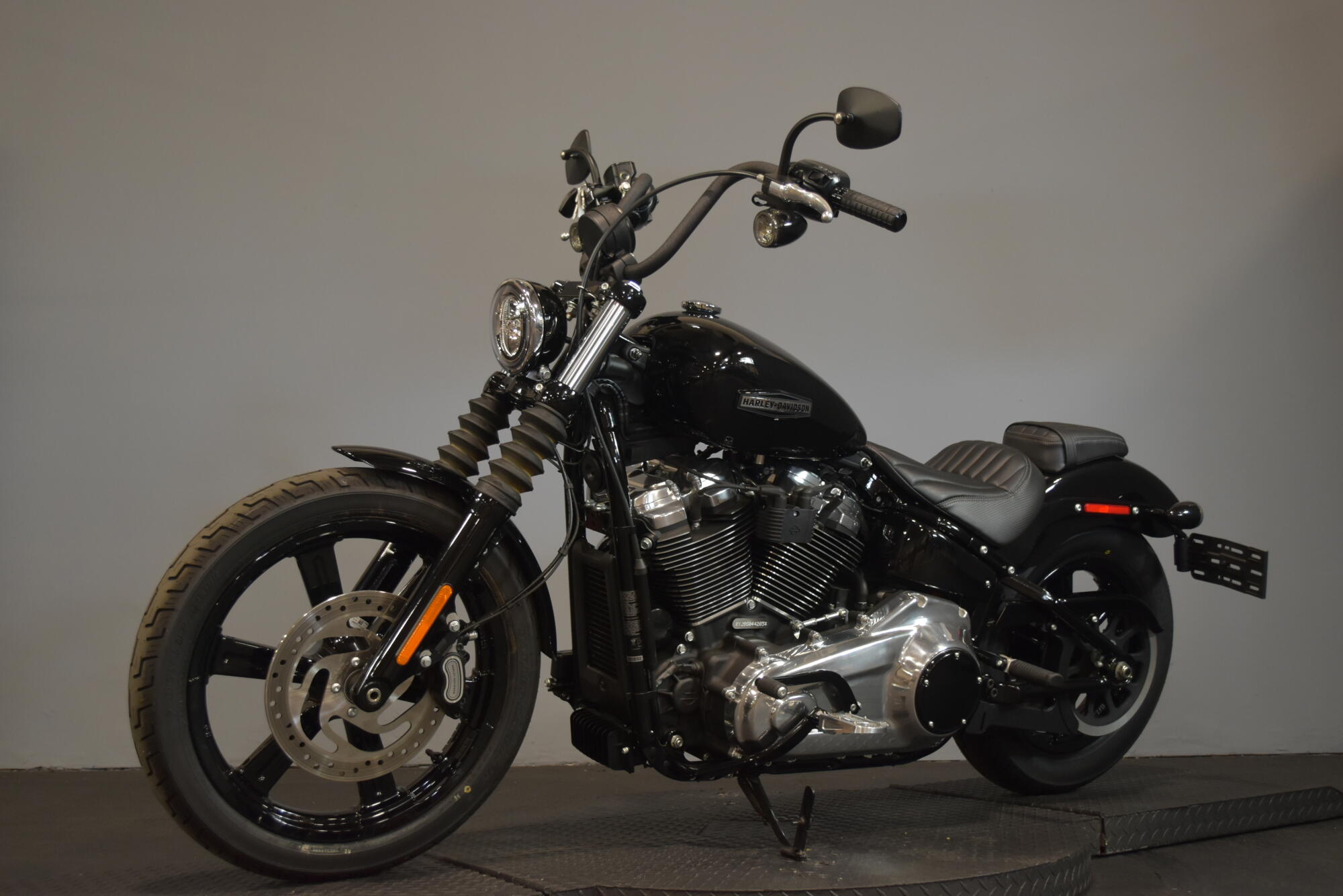 2025 Harley-Davidson® Street Bob® Vivid Black w/Cast Wheels, photo 4