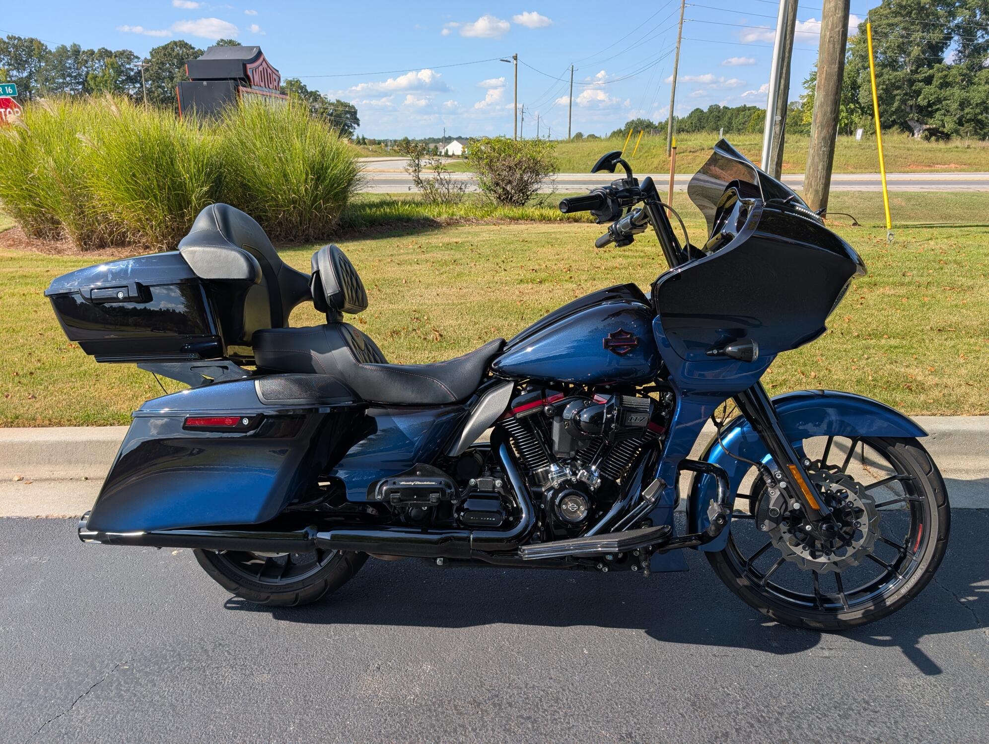 2019 Harley-Davidson® CVO™ Road Glide® Mako Shark Fade