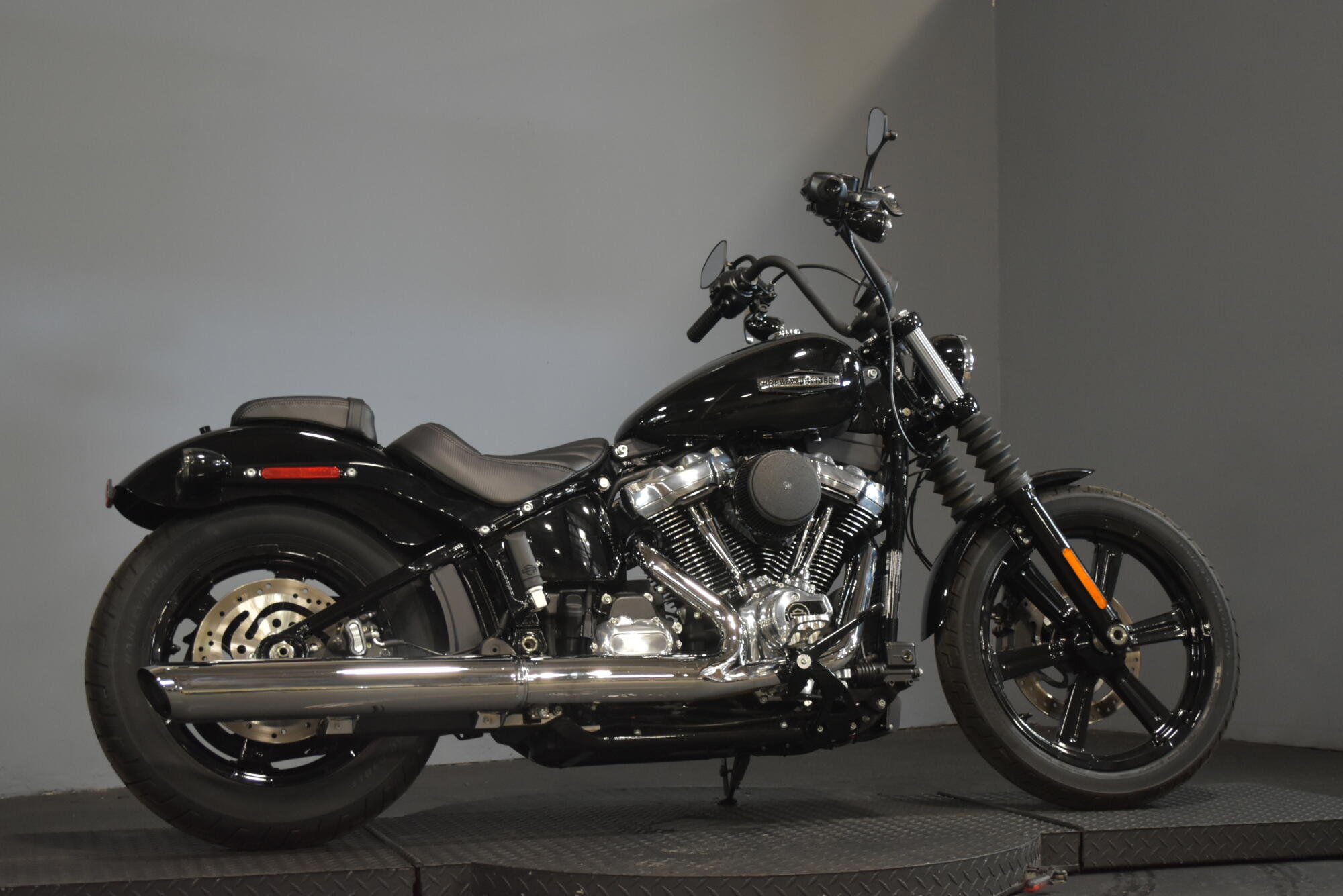 2025 Harley-Davidson® Street Bob® Vivid Black w/Cast Wheels, photo 25