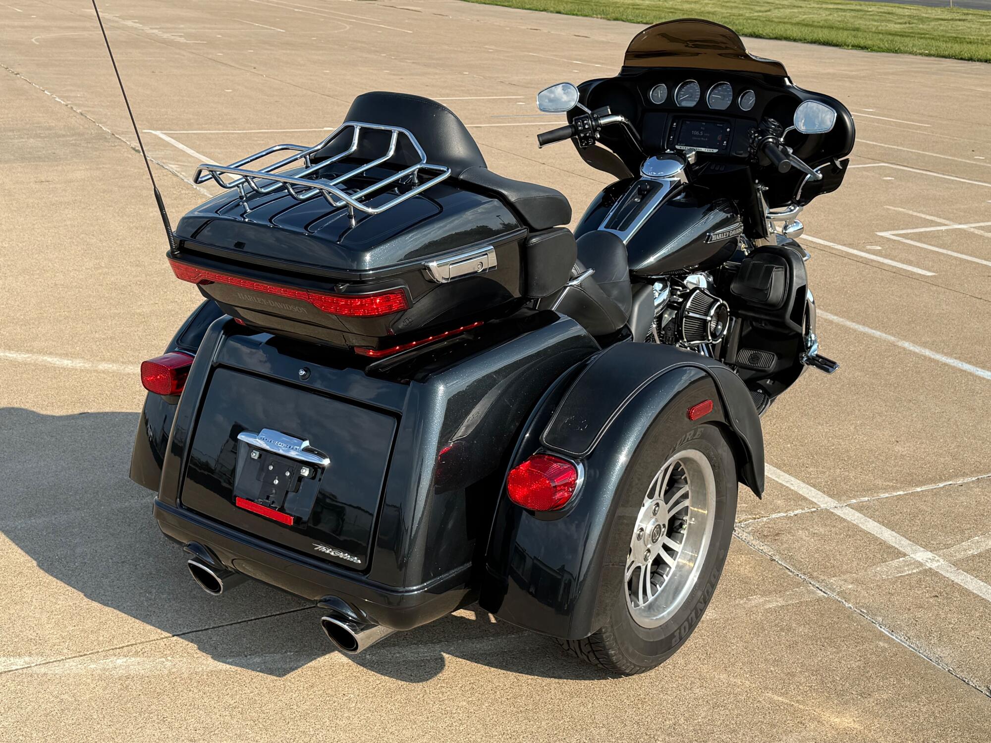 2018 Harley-Davidson® Tri Glide® Ultra Black Tempest, photo 8