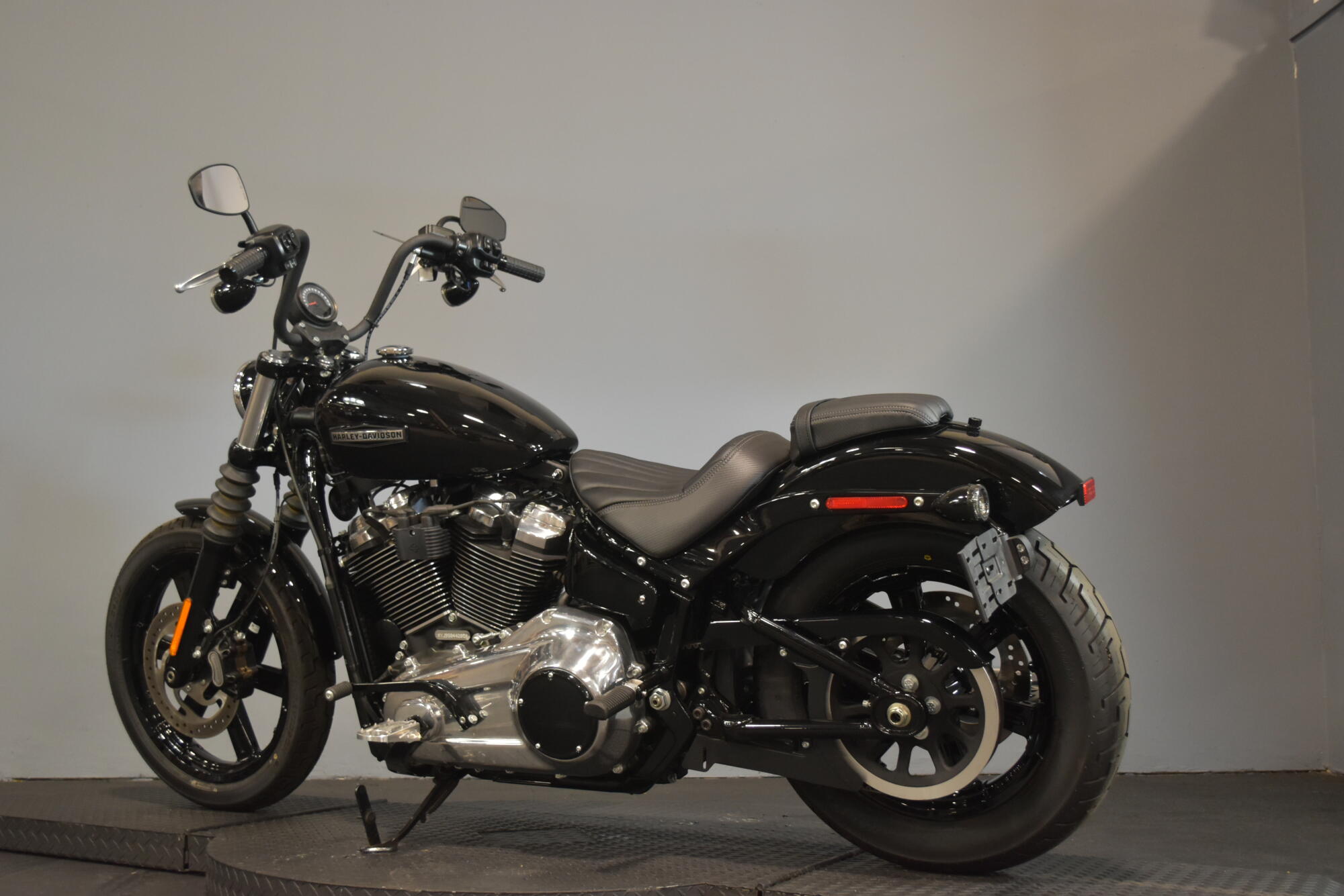 2025 Harley-Davidson® Street Bob® Vivid Black w/Cast Wheels, photo 5