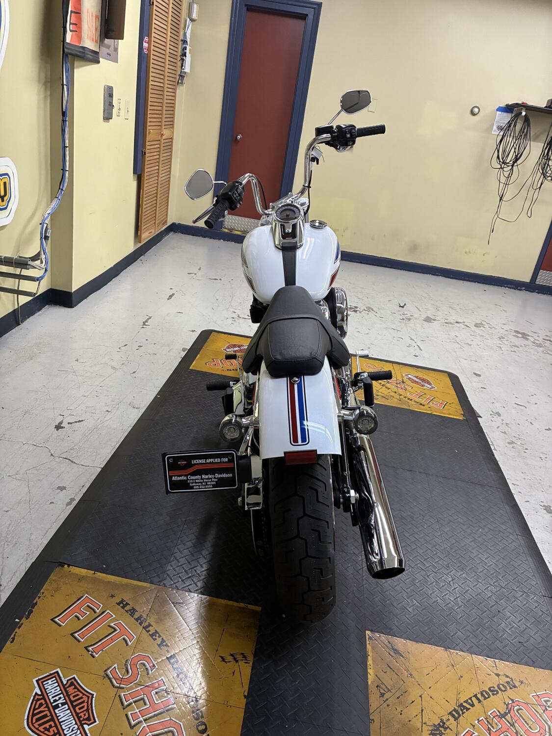 2026 Harley-Davidson® Super Glide® White Onyx Pearl FXD, photo 3