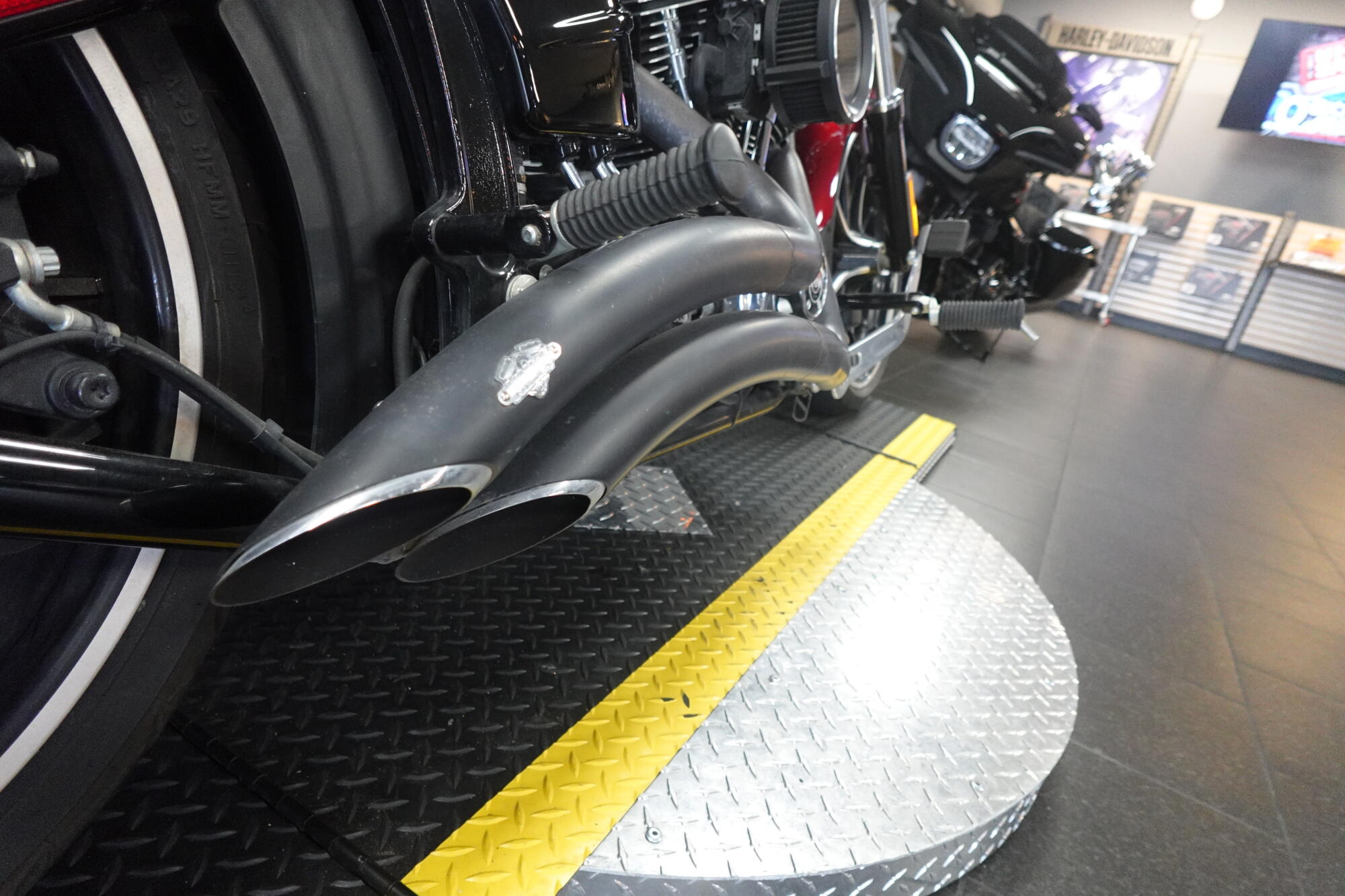 2016 Harley-Davidson® Breakout® FXSB, photo 17