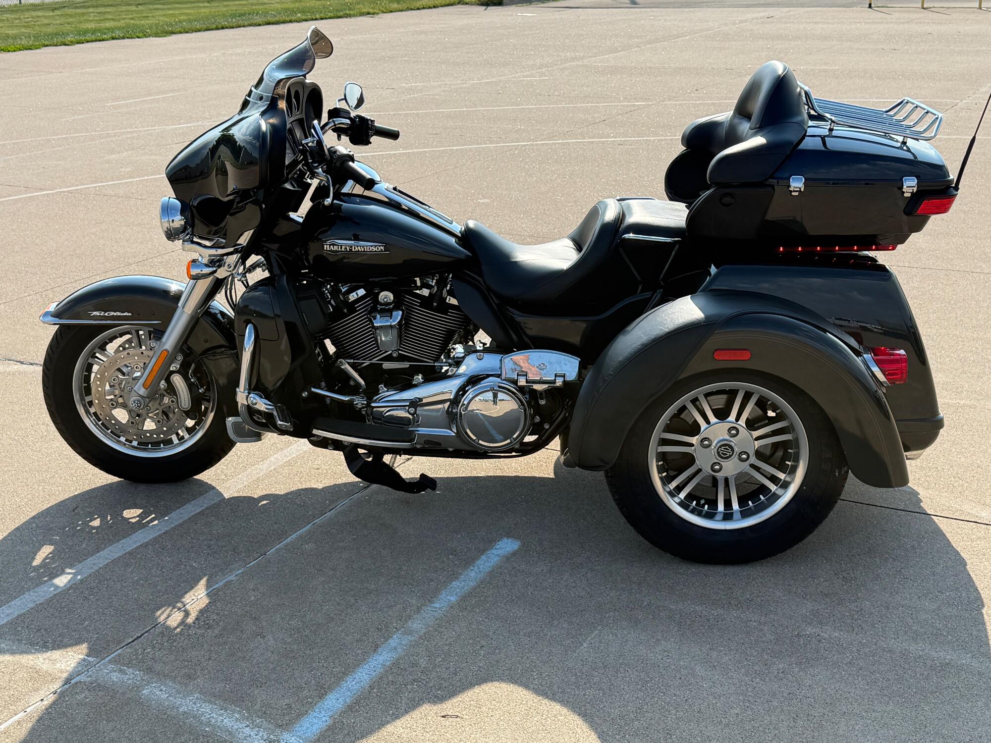 2018 Harley-Davidson® Tri Glide® Ultra Black Tempest, photo 5