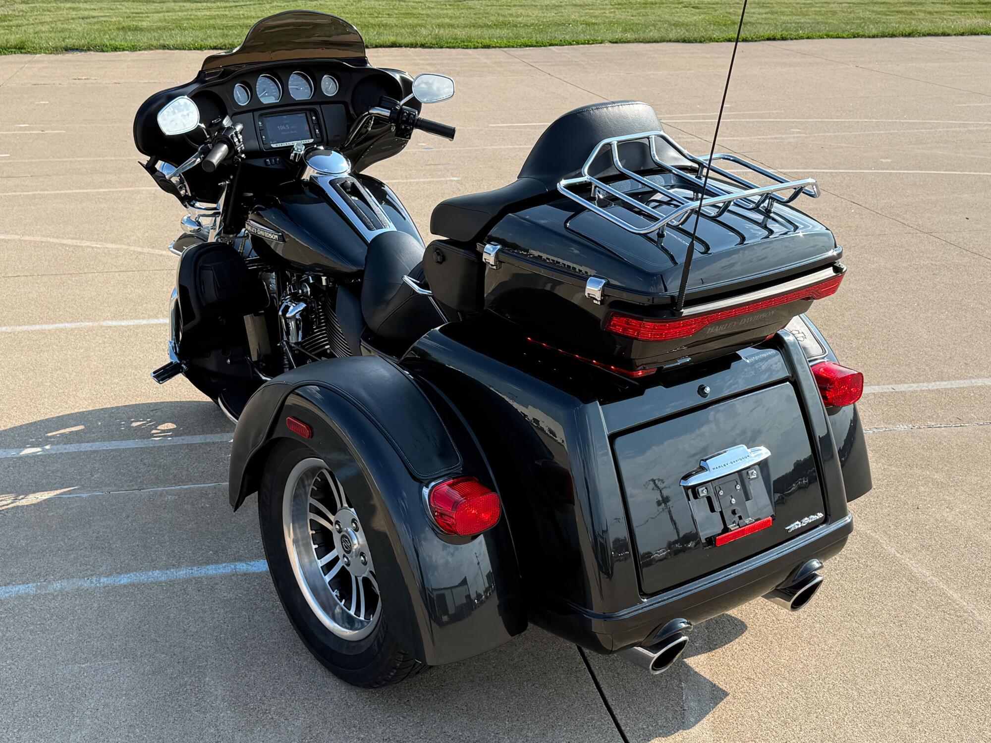 2018 Harley-Davidson® Tri Glide® Ultra Black Tempest, photo 6
