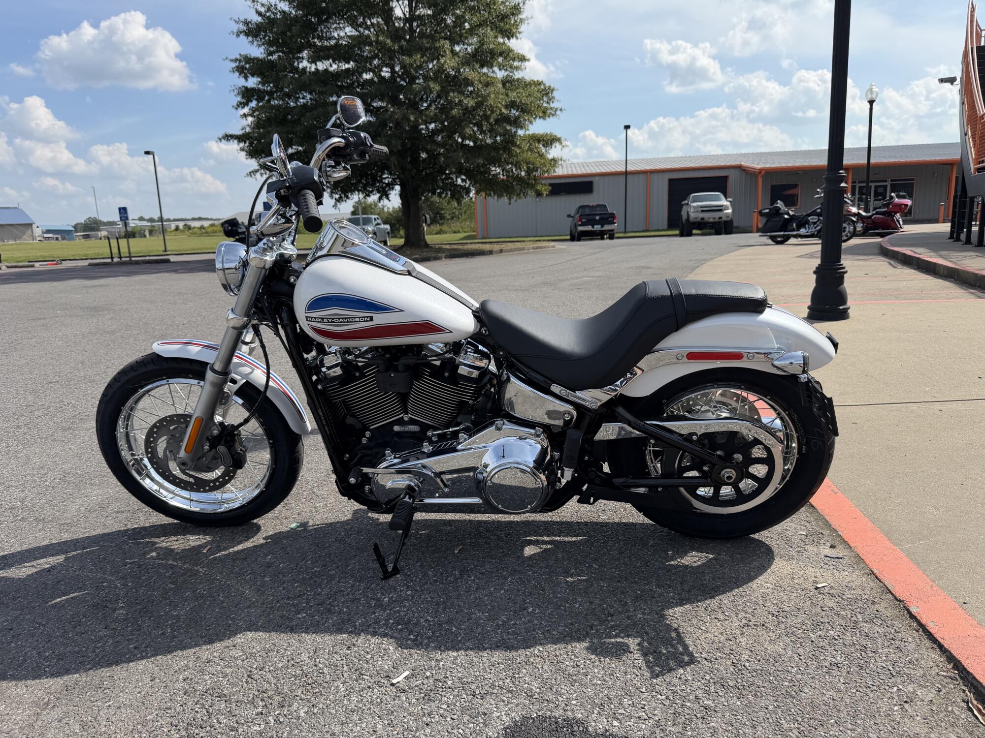 2026 Harley-Davidson® Super Glide® White Onyx Pearl, photo 7
