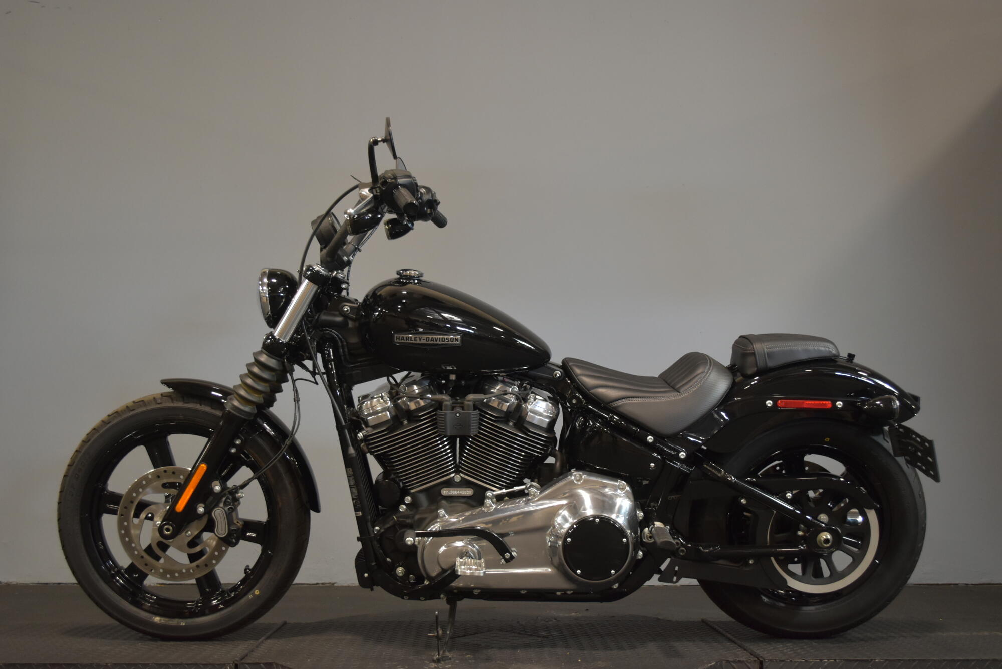 2025 Harley-Davidson® Street Bob® Vivid Black w/Cast Wheels, photo 6