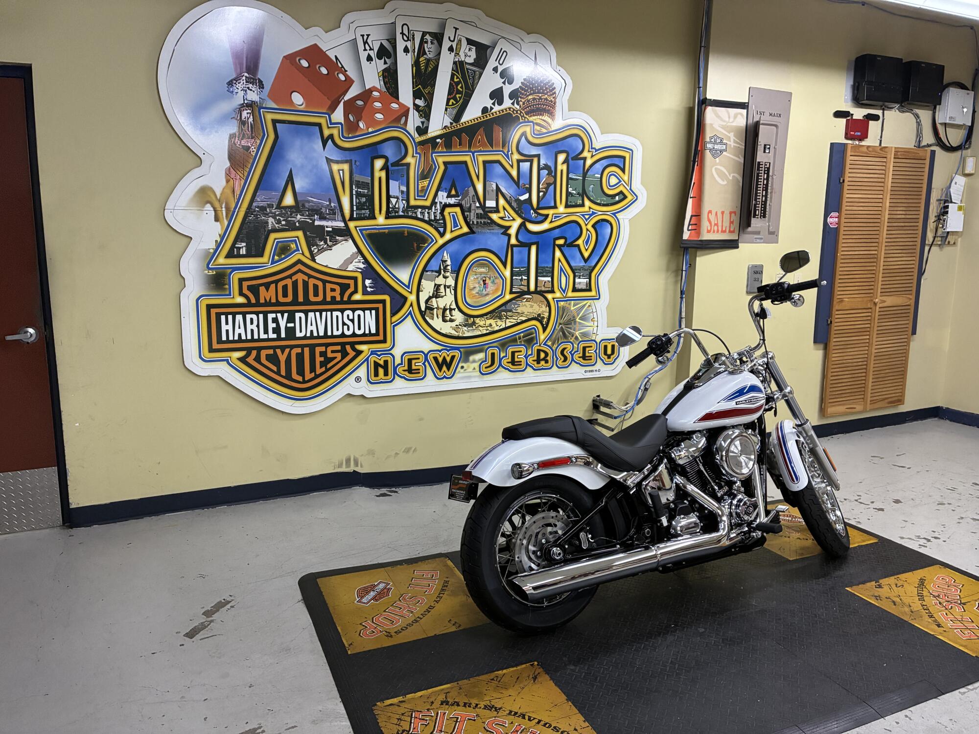 2026 Harley-Davidson® Super Glide® White Onyx Pearl FXD, photo 4