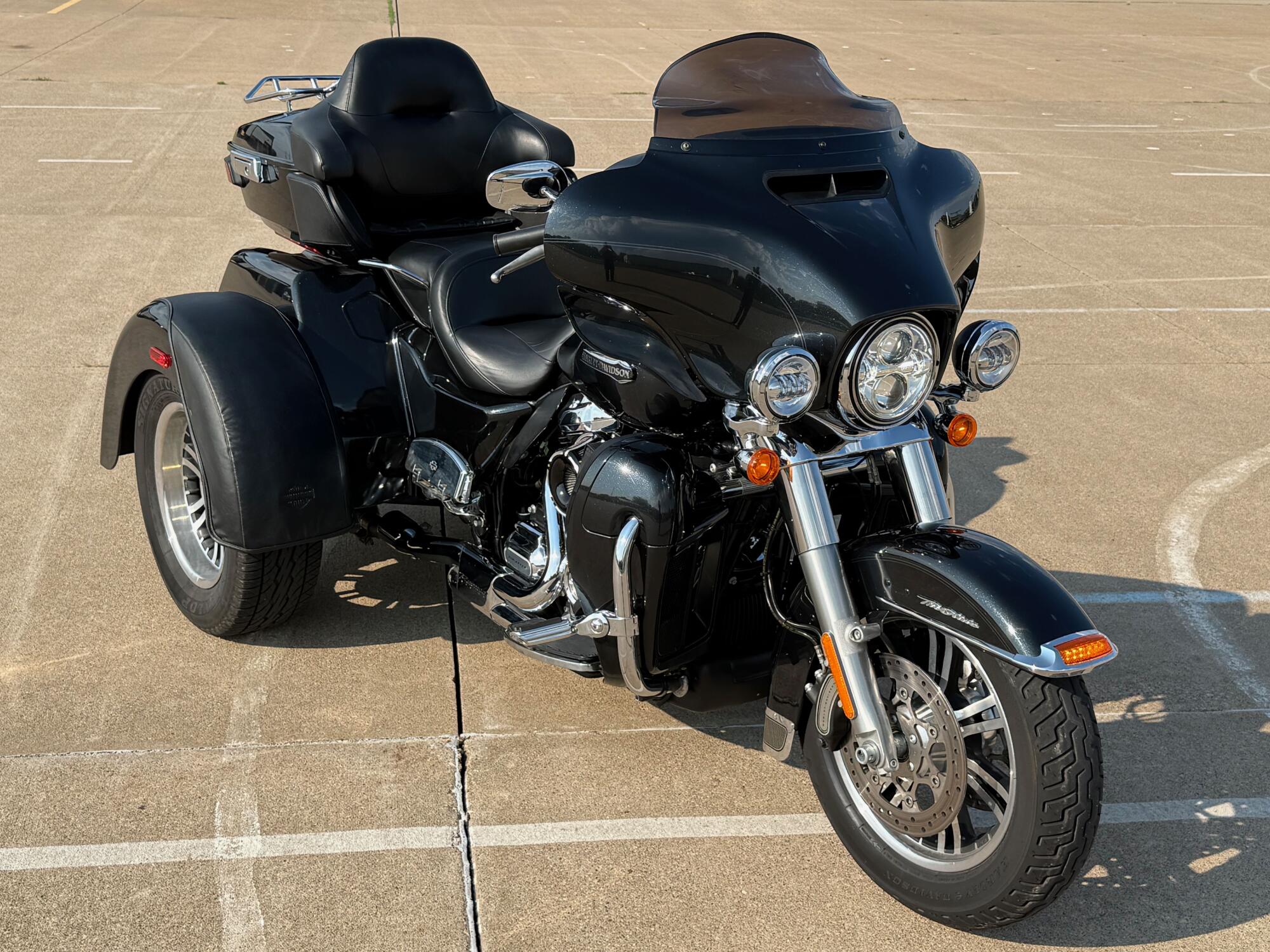 2018 Harley-Davidson® Tri Glide® Ultra Black Tempest, photo 2