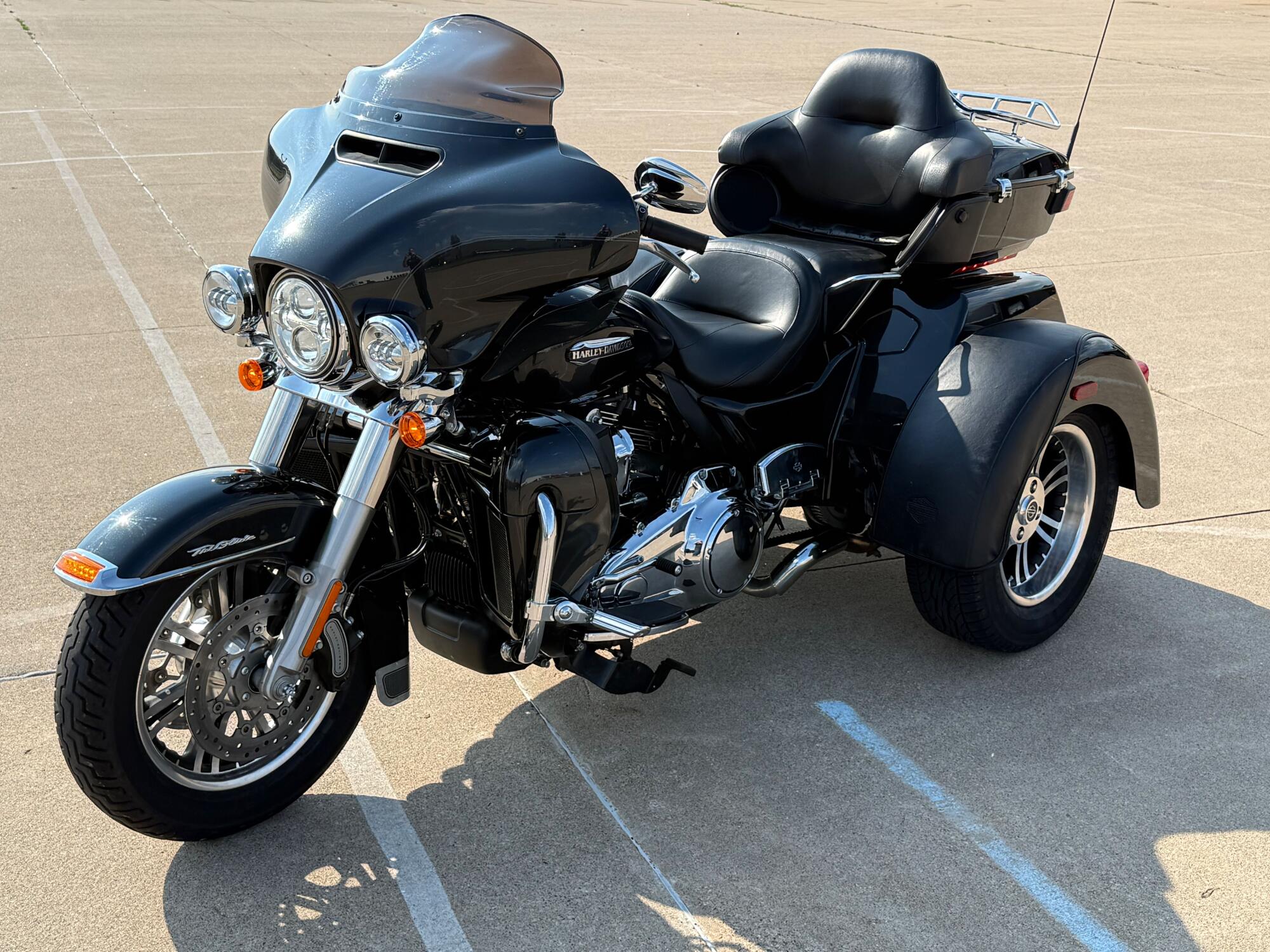 2018 Harley-Davidson® Tri Glide® Ultra Black Tempest, photo 4
