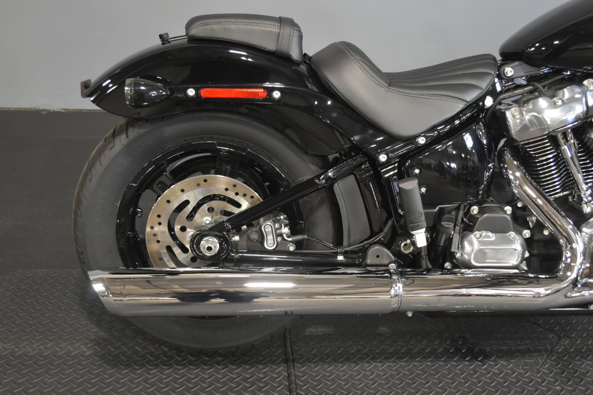 2025 Harley-Davidson® Street Bob® Vivid Black w/Cast Wheels, photo 11