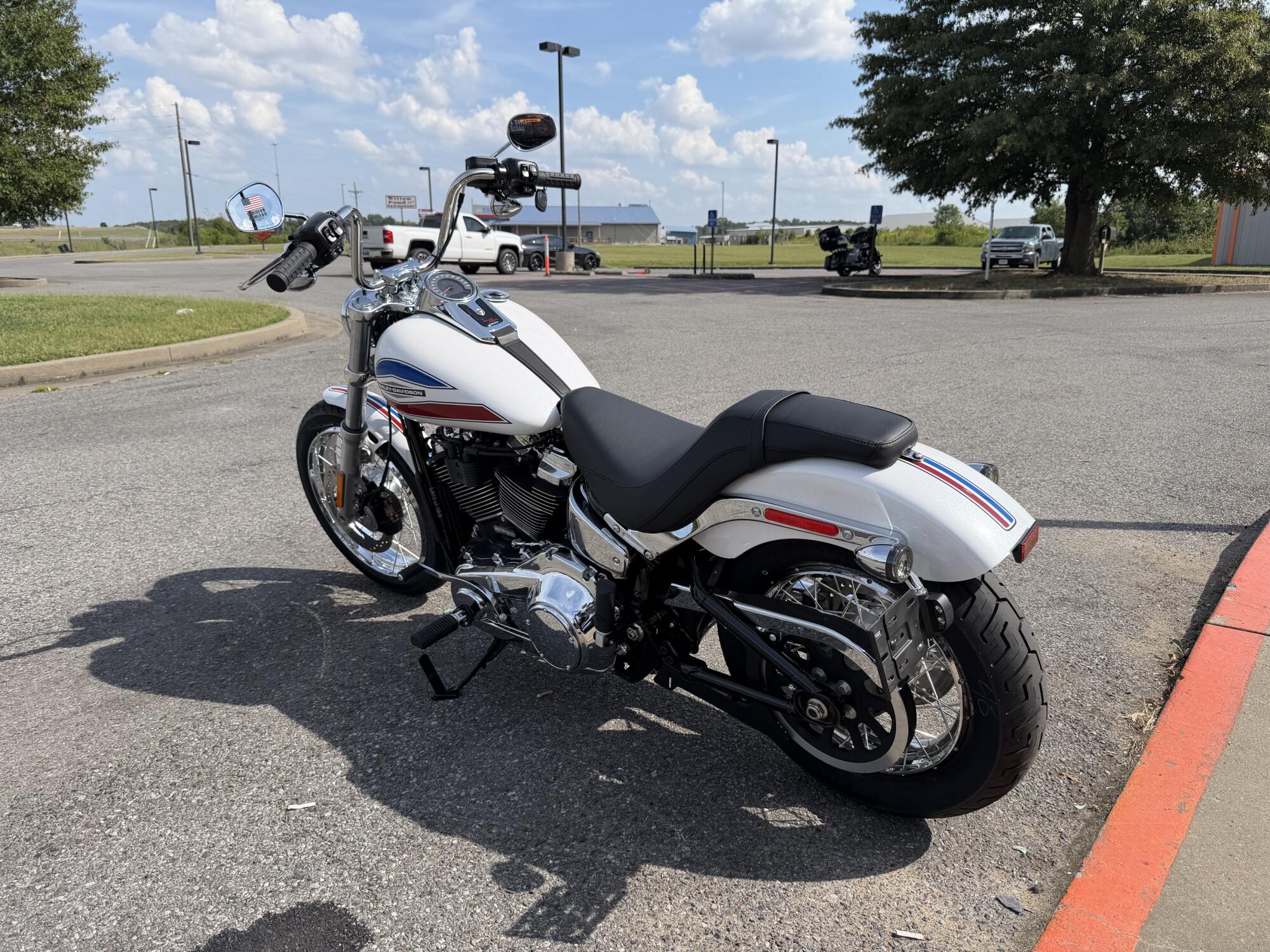 2026 Harley-Davidson® Super Glide® White Onyx Pearl, photo 8