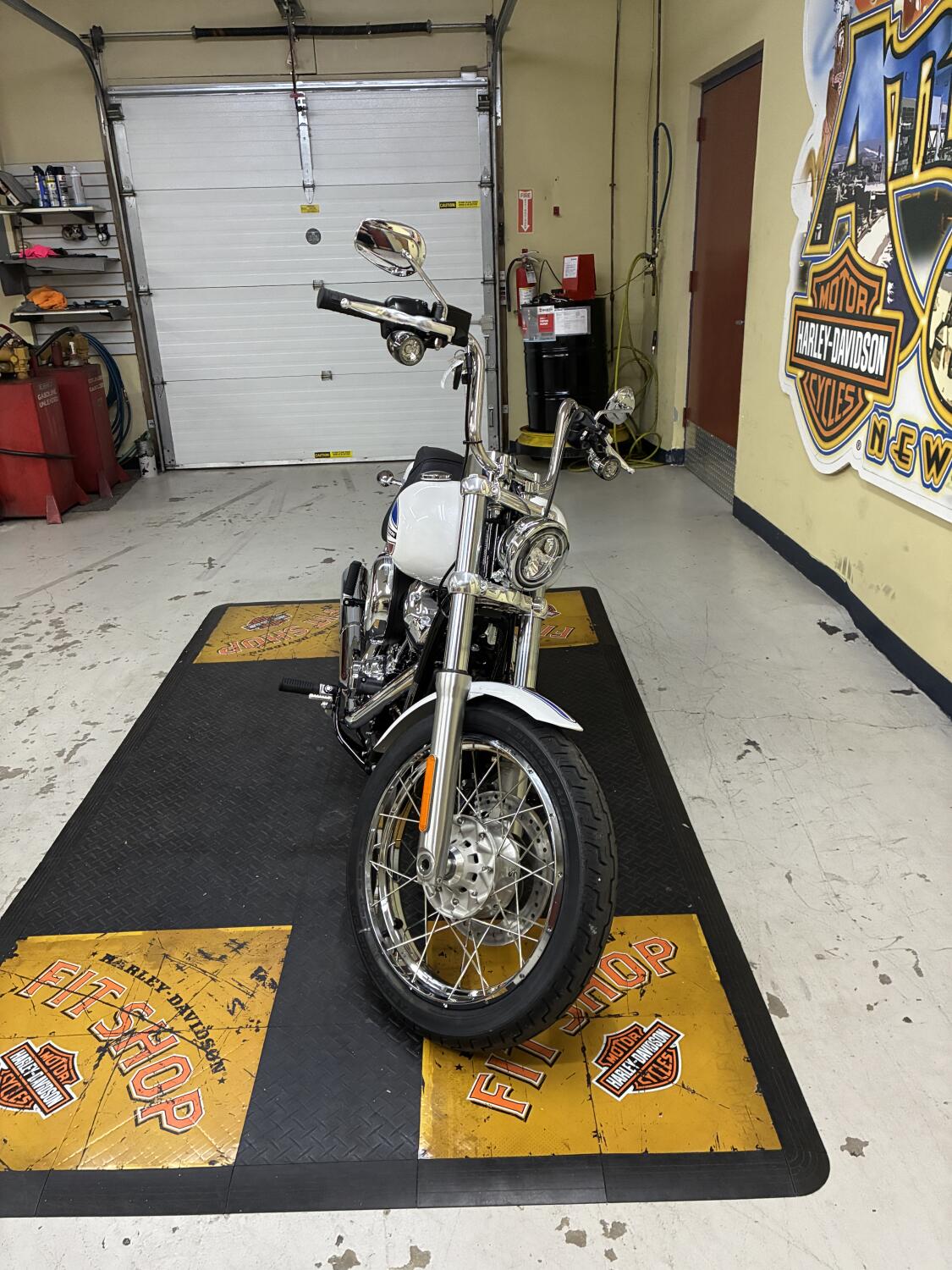 2026 Harley-Davidson® Super Glide® White Onyx Pearl FXD, photo 2