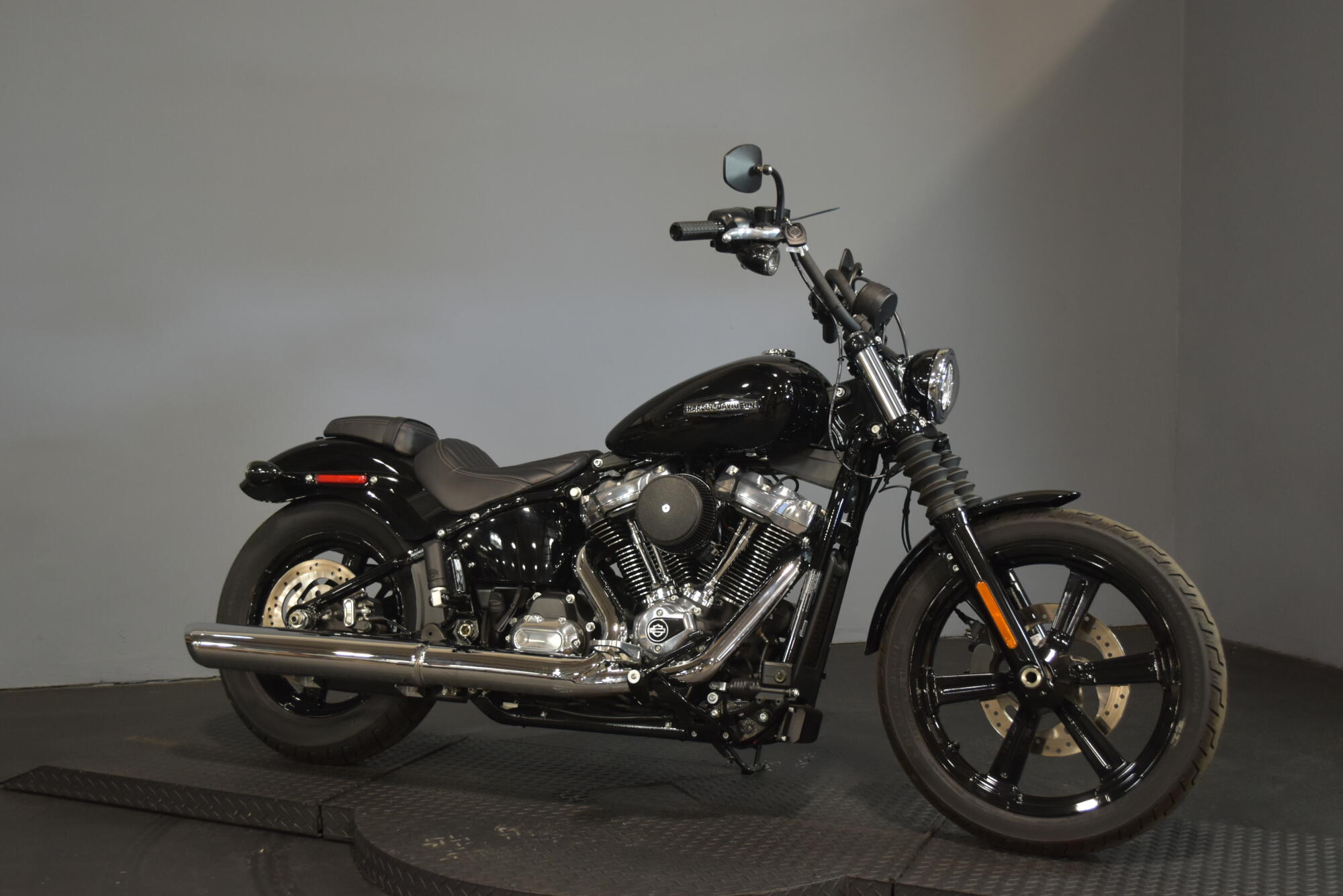 2025 Harley-Davidson® Street Bob® Vivid Black w/Cast Wheels, photo 2