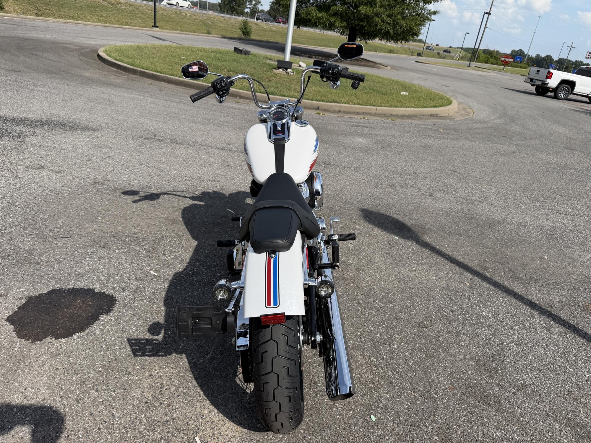 2026 Harley-Davidson® Super Glide® White Onyx Pearl, photo 9