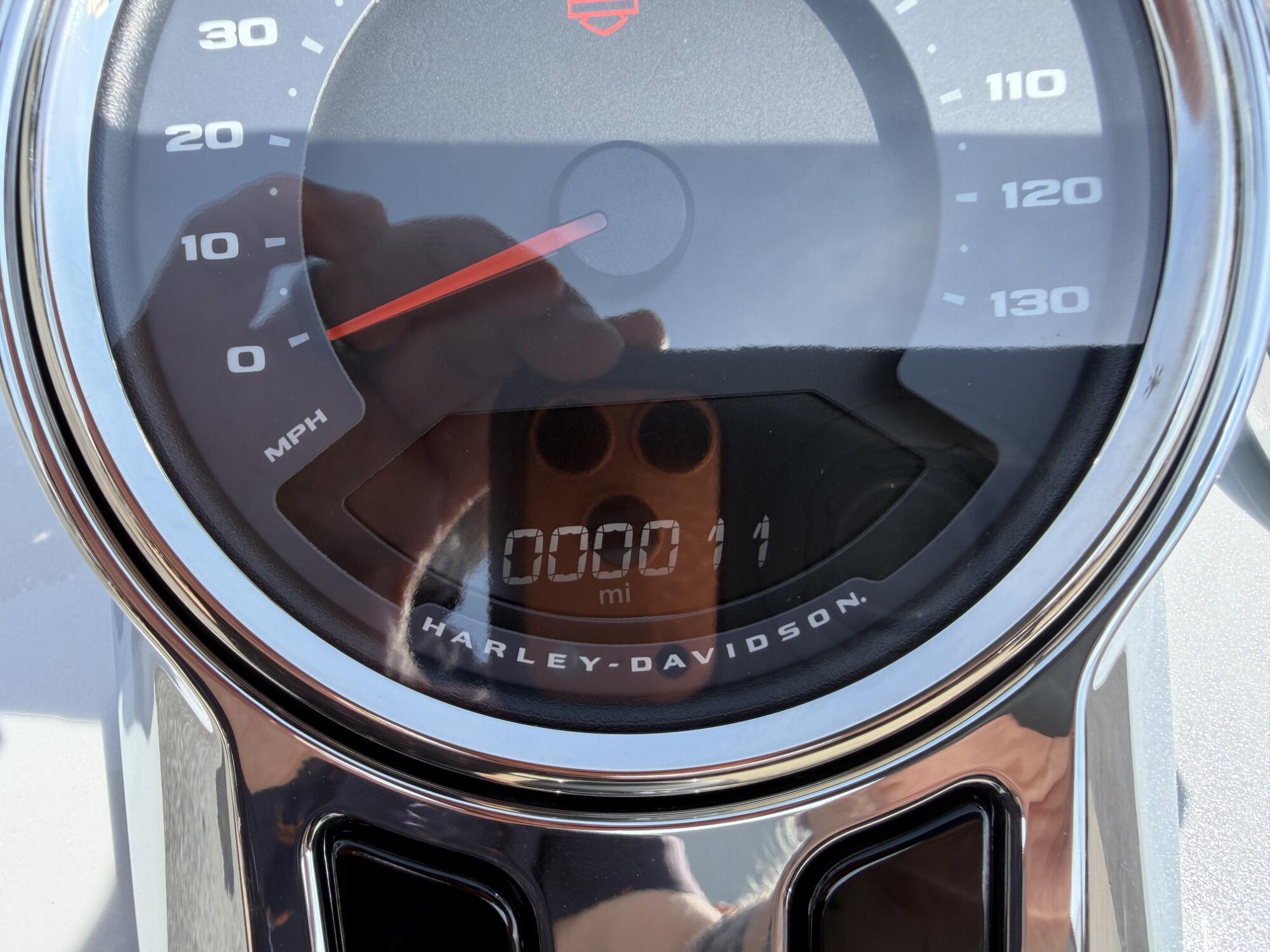 2026 Harley-Davidson® Super Glide® White Onyx Pearl, photo 11