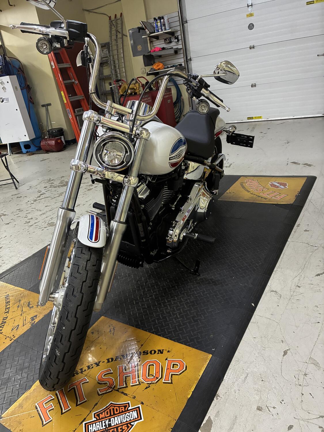 2026 Harley-Davidson® Super Glide® White Onyx Pearl FXD, photo 5