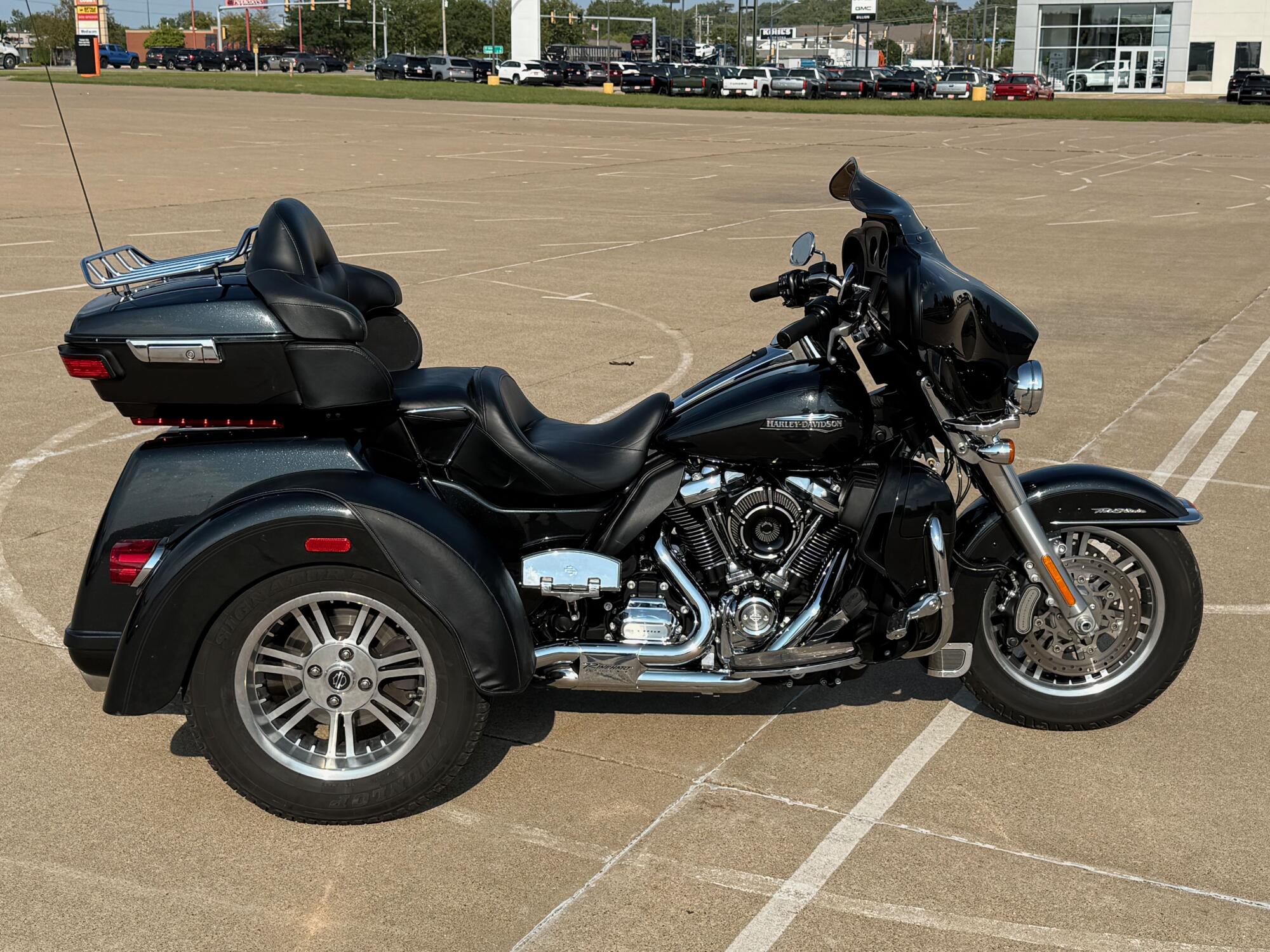 2018 Harley-Davidson® Tri Glide® Ultra Black Tempest
