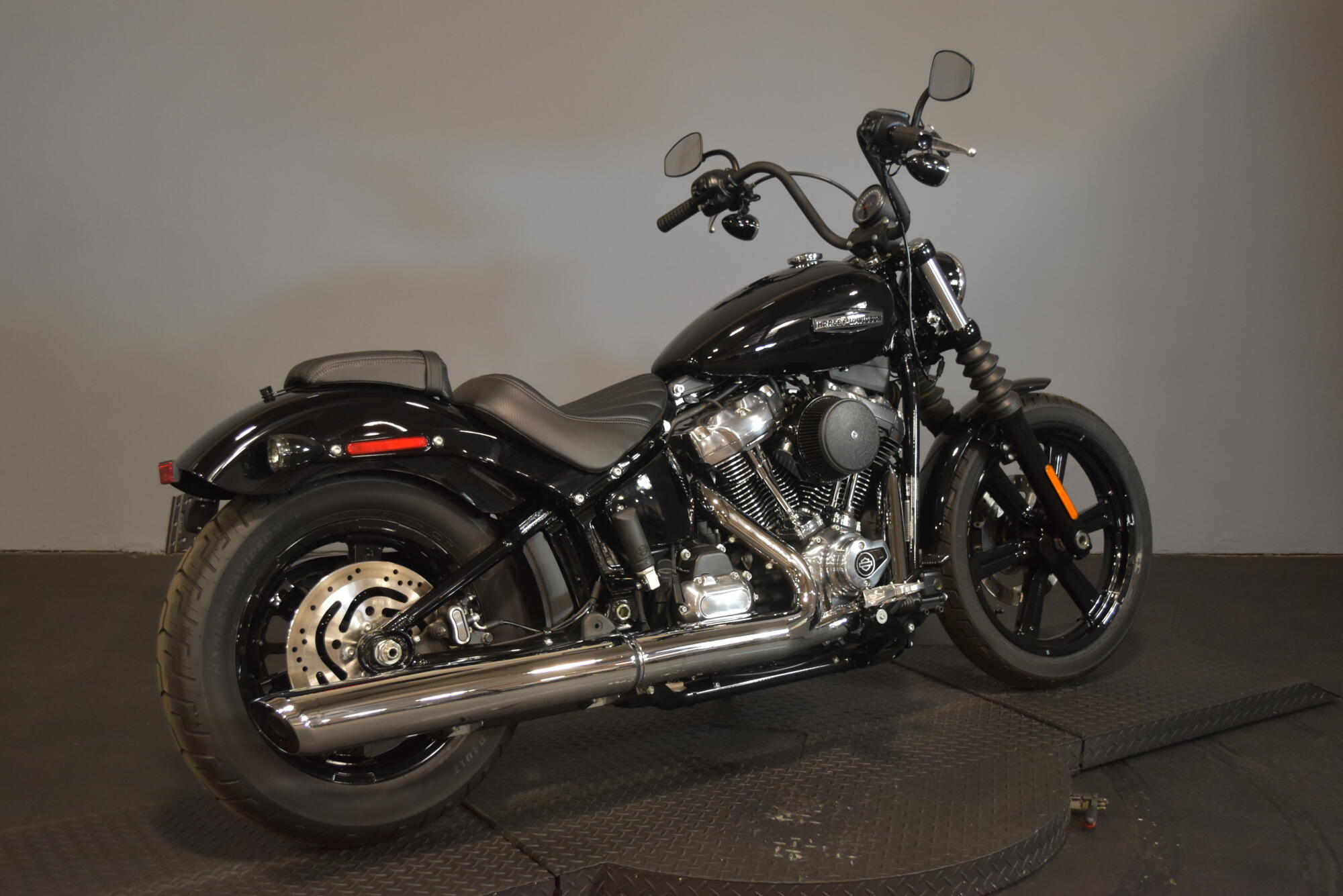 2025 Harley-Davidson® Street Bob® Vivid Black w/Cast Wheels, photo 8