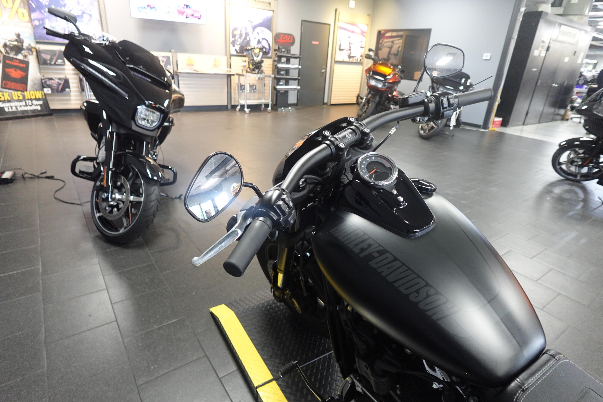 2018 Harley-Davidson® Fat Bob® 114 Black Denim, photo 13