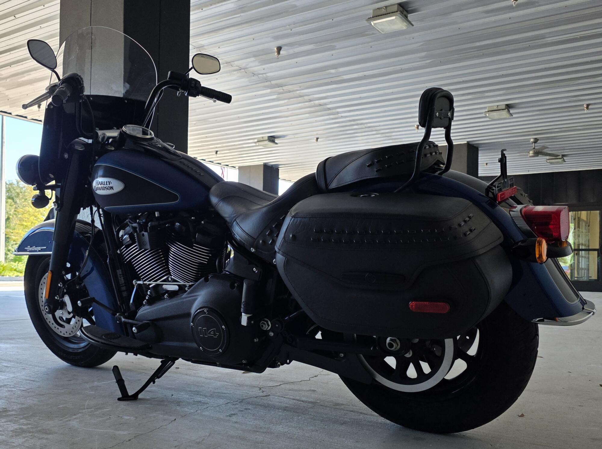 2022 Harley-Davidson® Heritage Classic 114 Reef Blue/Vivid Black (Black Finish w/Laced Wheels), photo 10