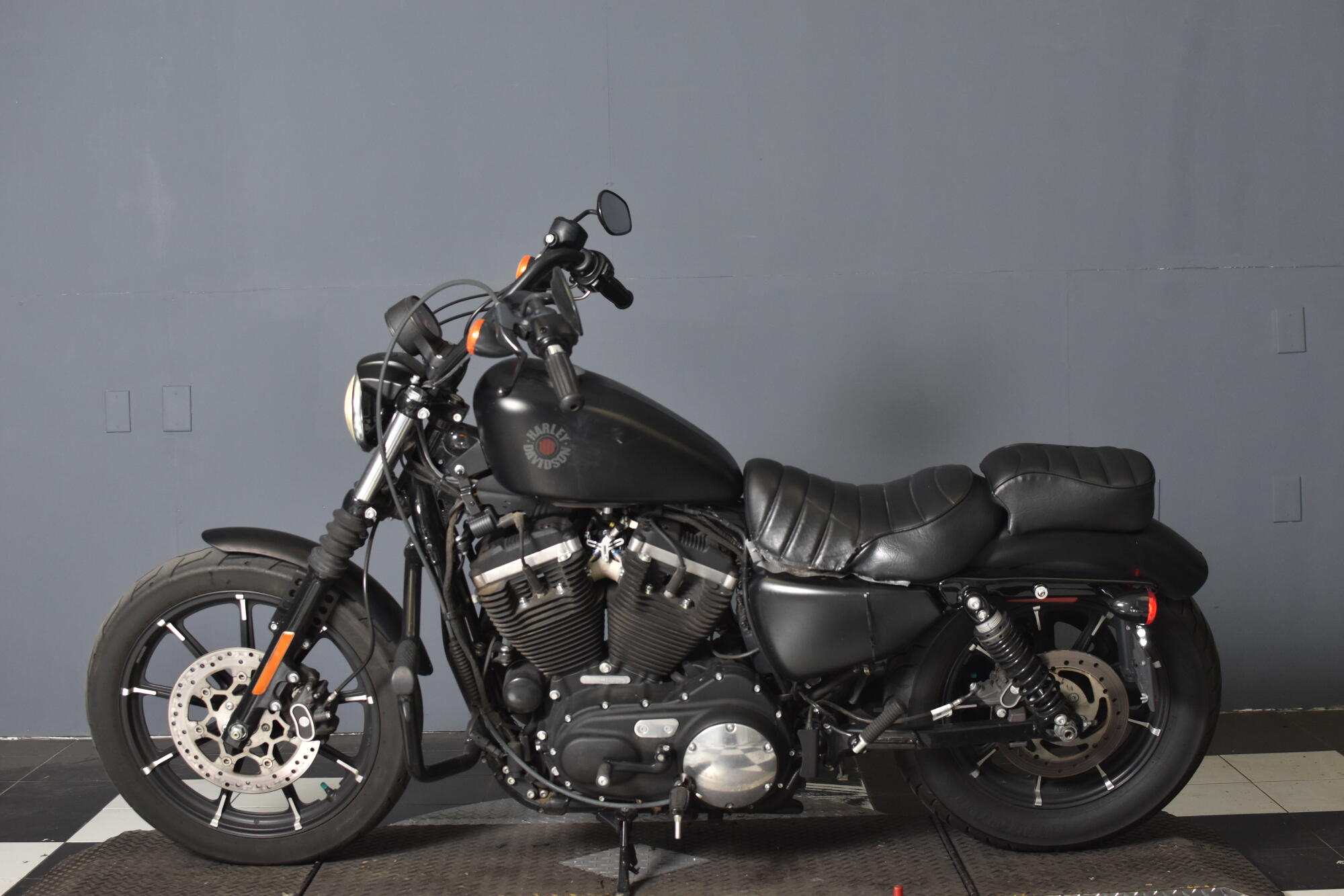 2022 Harley-Davidson® Iron 883™ Black Denim XL883N, photo 5