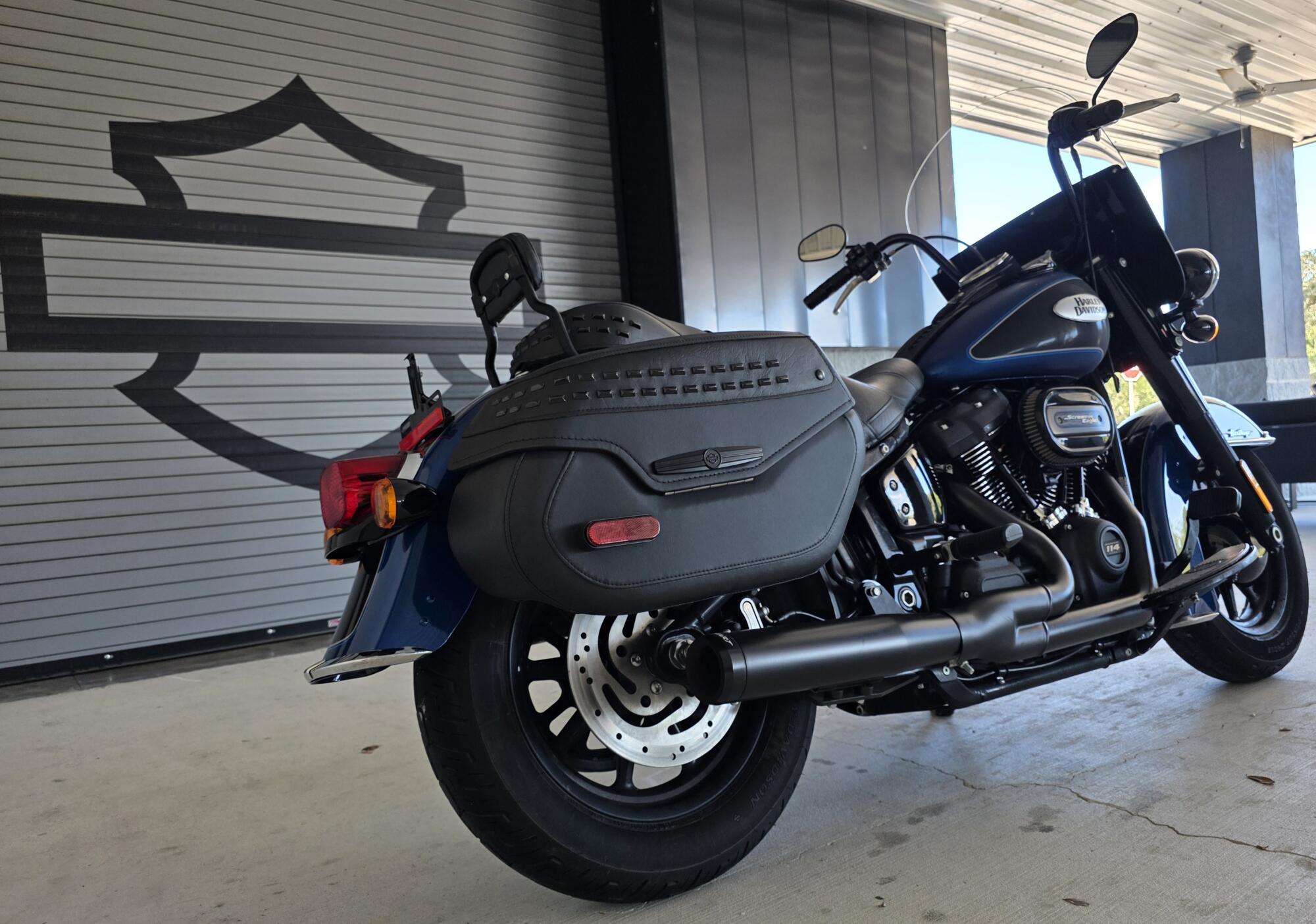 2022 Harley-Davidson® Heritage Classic 114 Reef Blue/Vivid Black (Black Finish w/Laced Wheels), photo 8