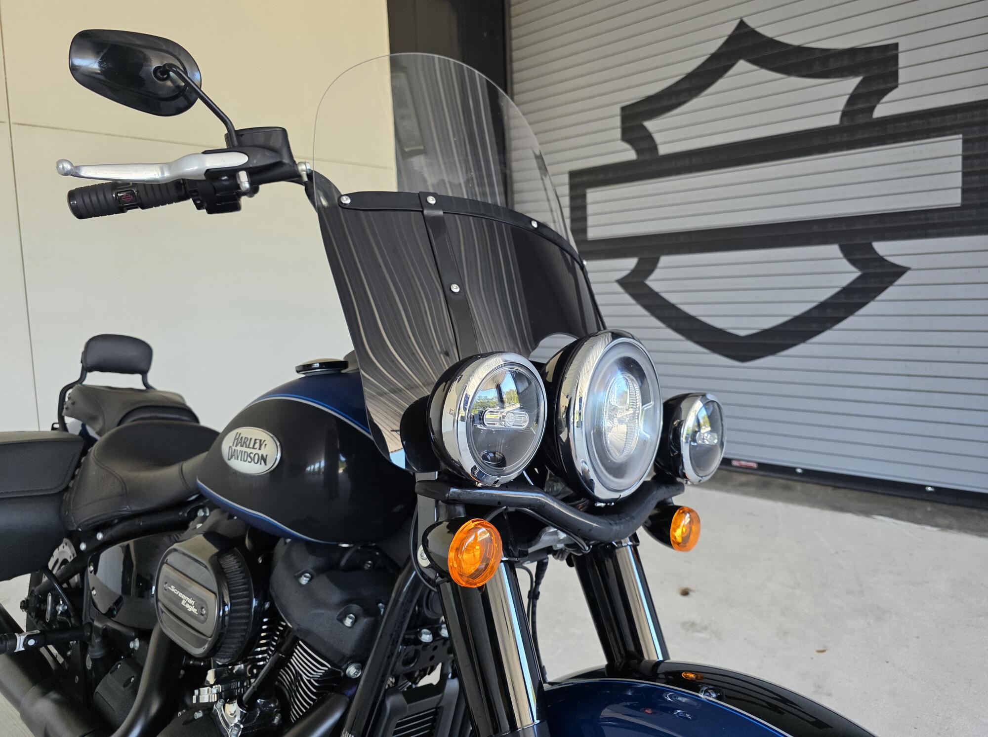 2022 Harley-Davidson® Heritage Classic 114 Reef Blue/Vivid Black (Black Finish w/Laced Wheels), photo 3