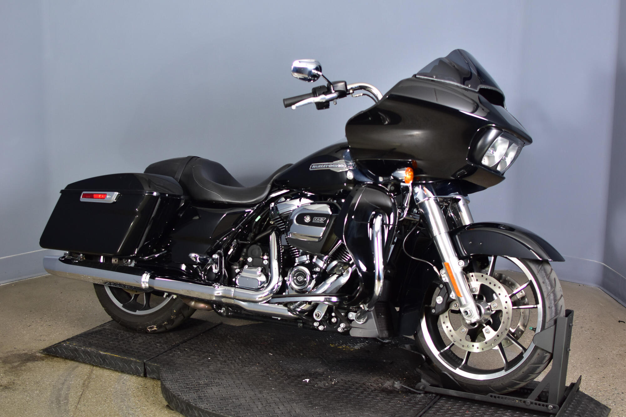 2022 Harley-Davidson® Road Glide® Vivid Black, photo 2