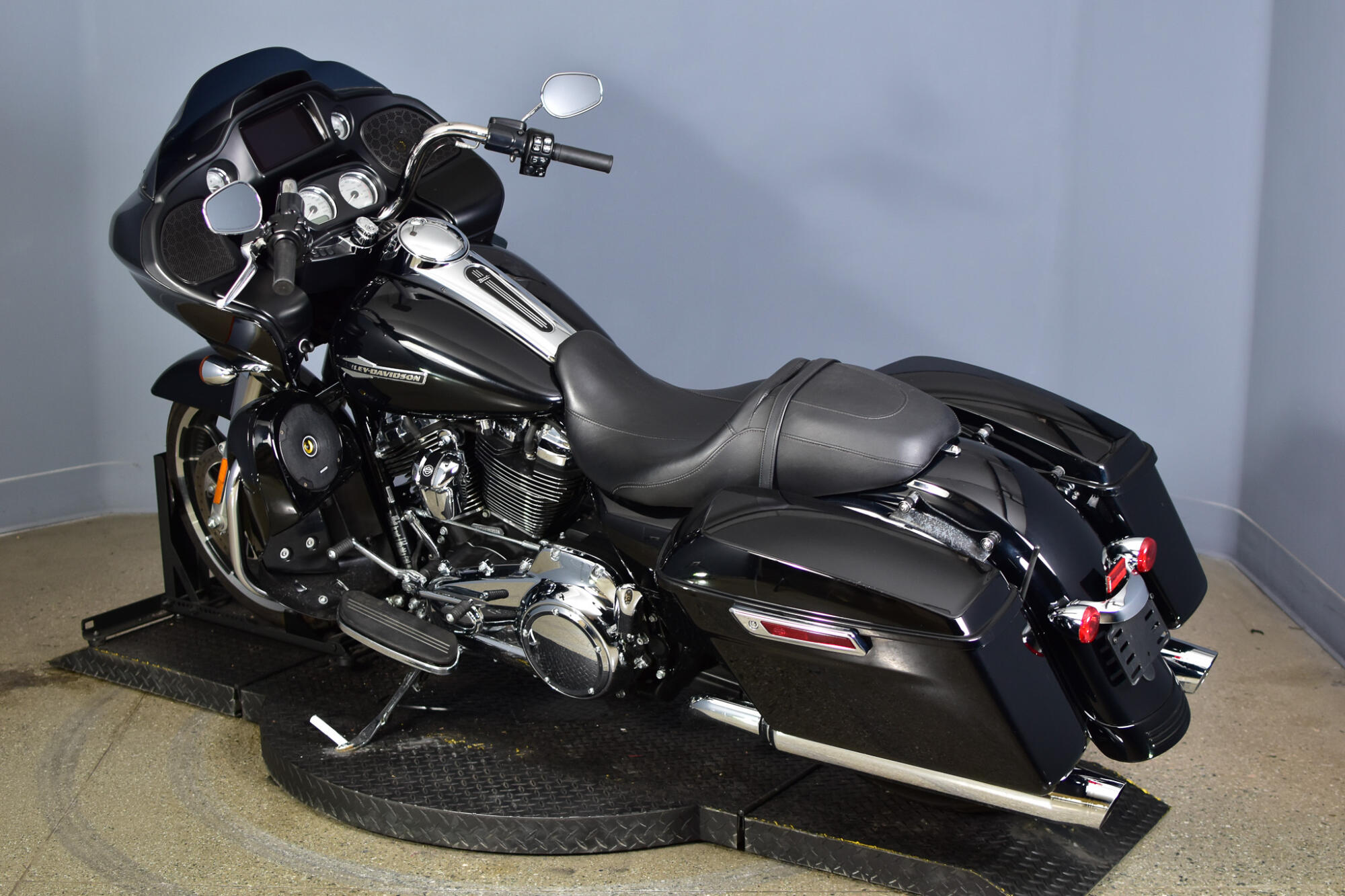 2022 Harley-Davidson® Road Glide® Vivid Black, photo 6