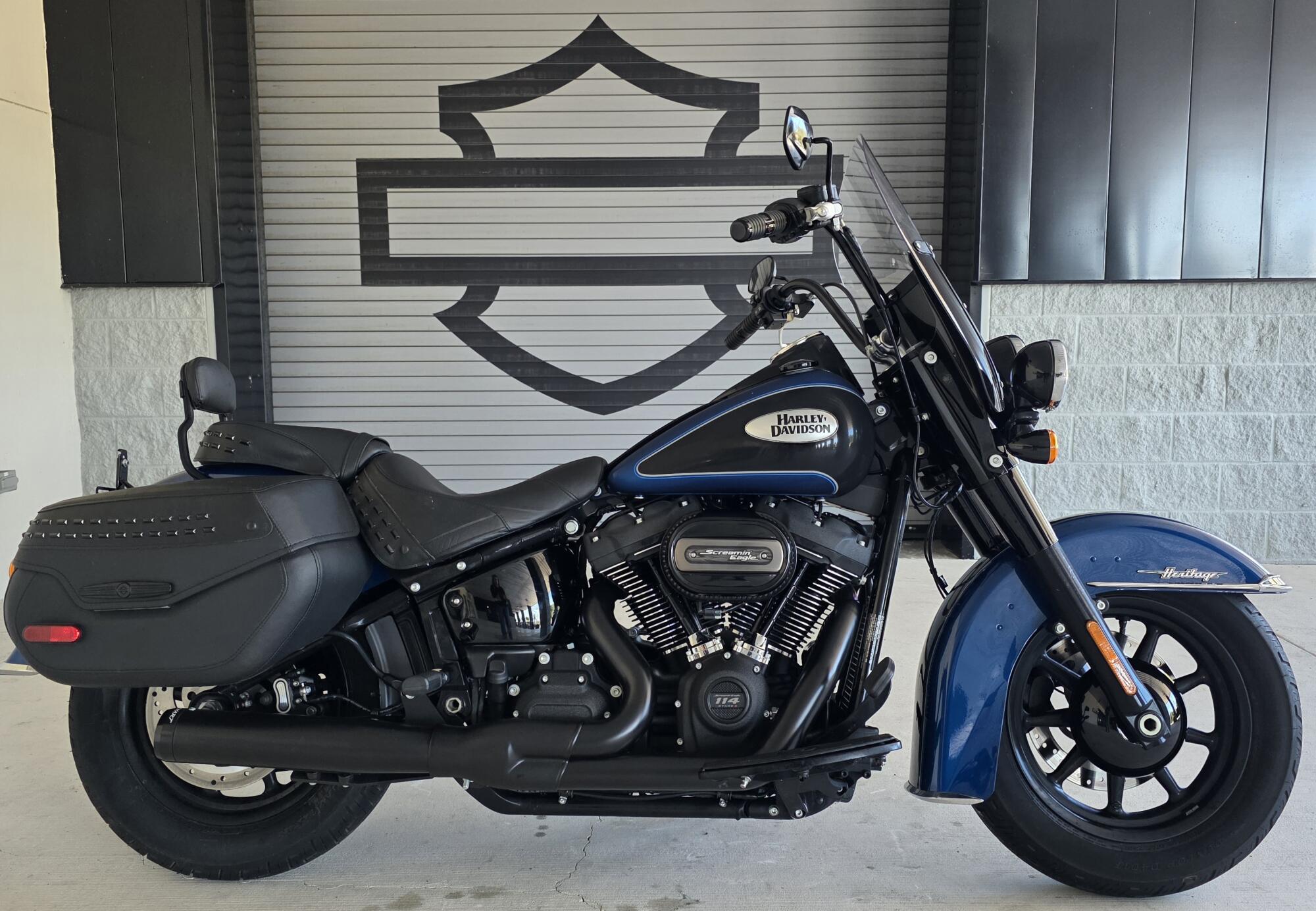 2022 Harley-Davidson® Heritage Classic 114 Reef Blue/Vivid Black (Black Finish w/Laced Wheels)