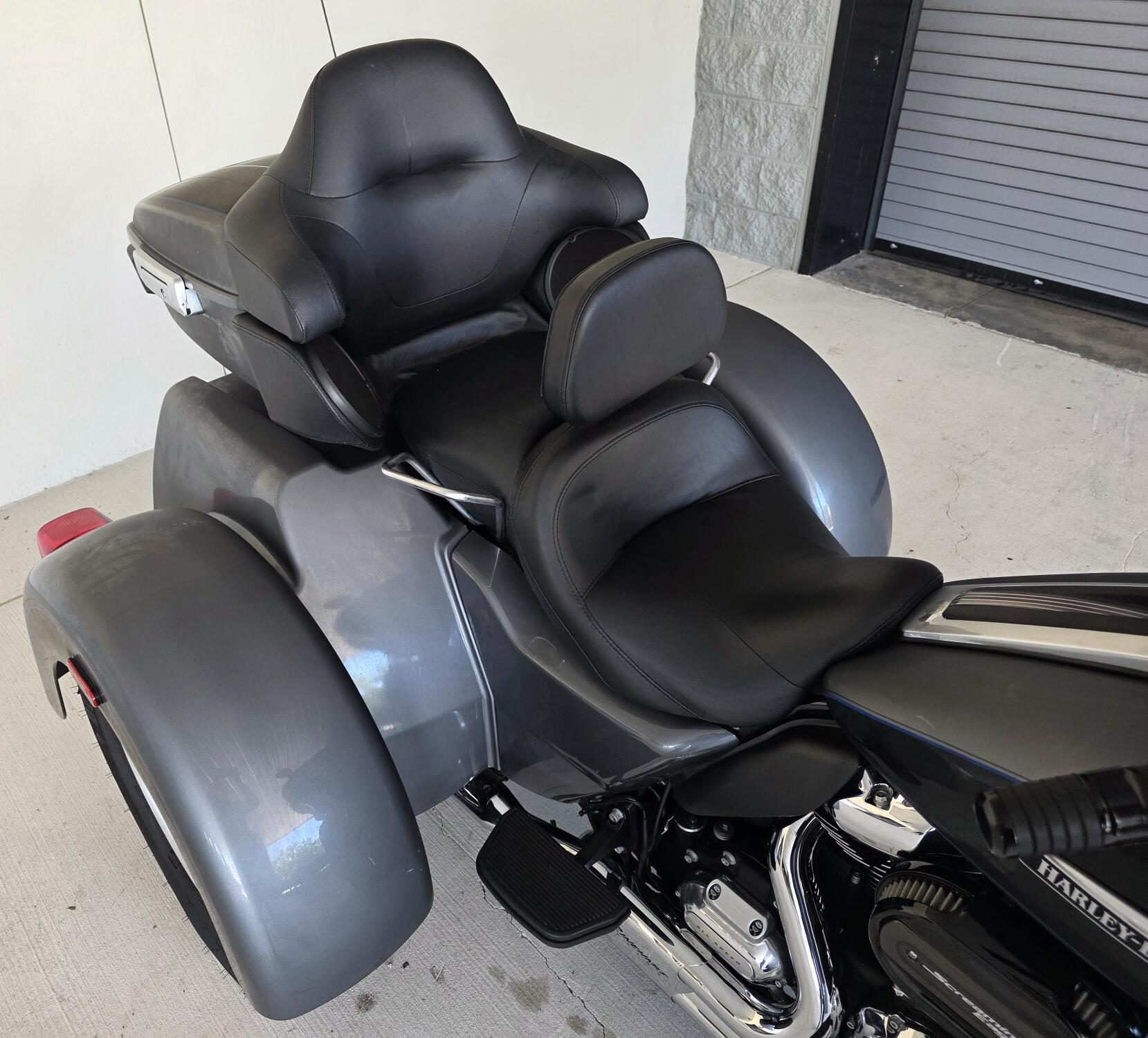 2021 Harley-Davidson® Tri Glide® Ultra Gauntlet Gray Metallic/Vivid Black, photo 6