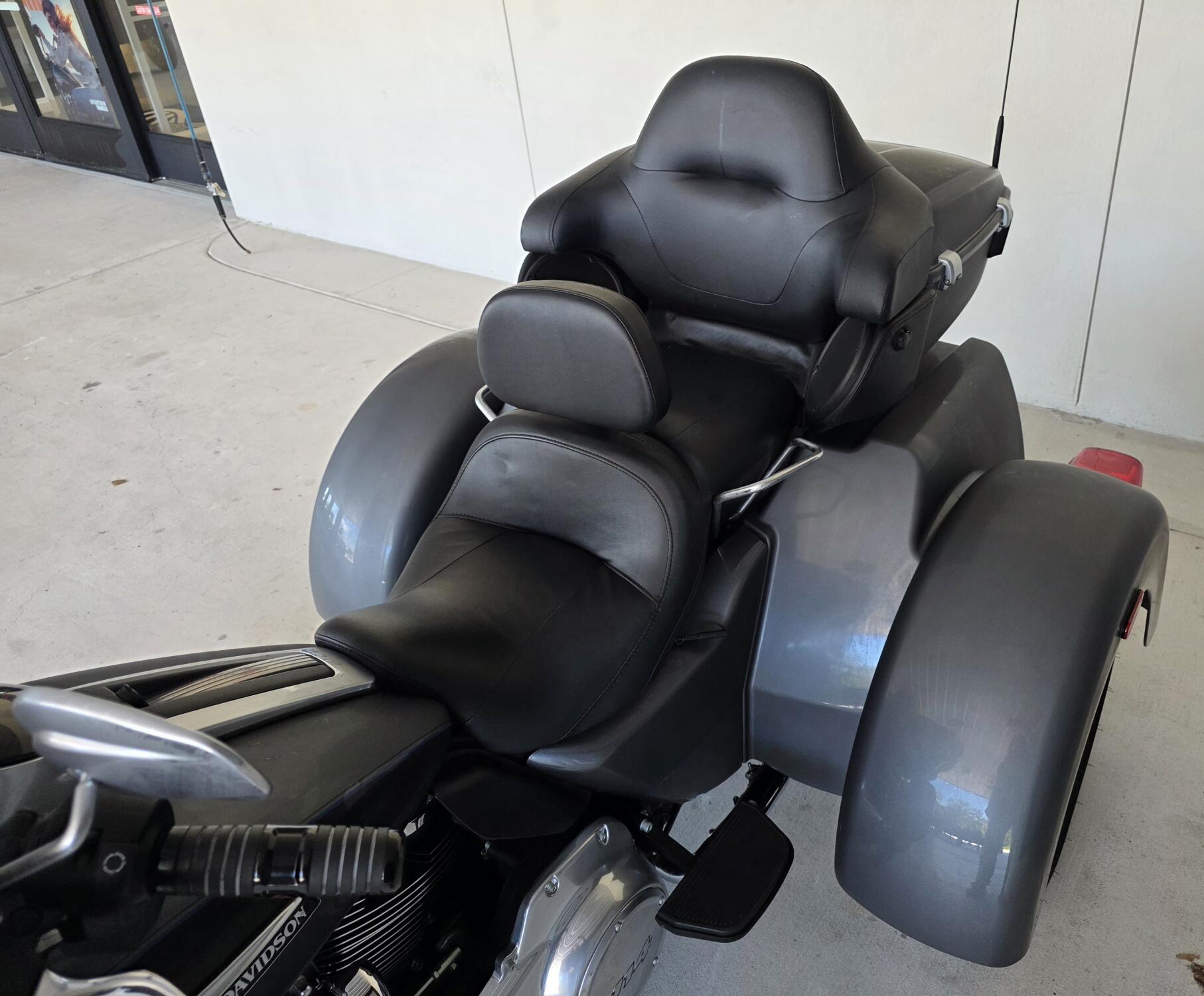 2021 Harley-Davidson® Tri Glide® Ultra Gauntlet Gray Metallic/Vivid Black, photo 13