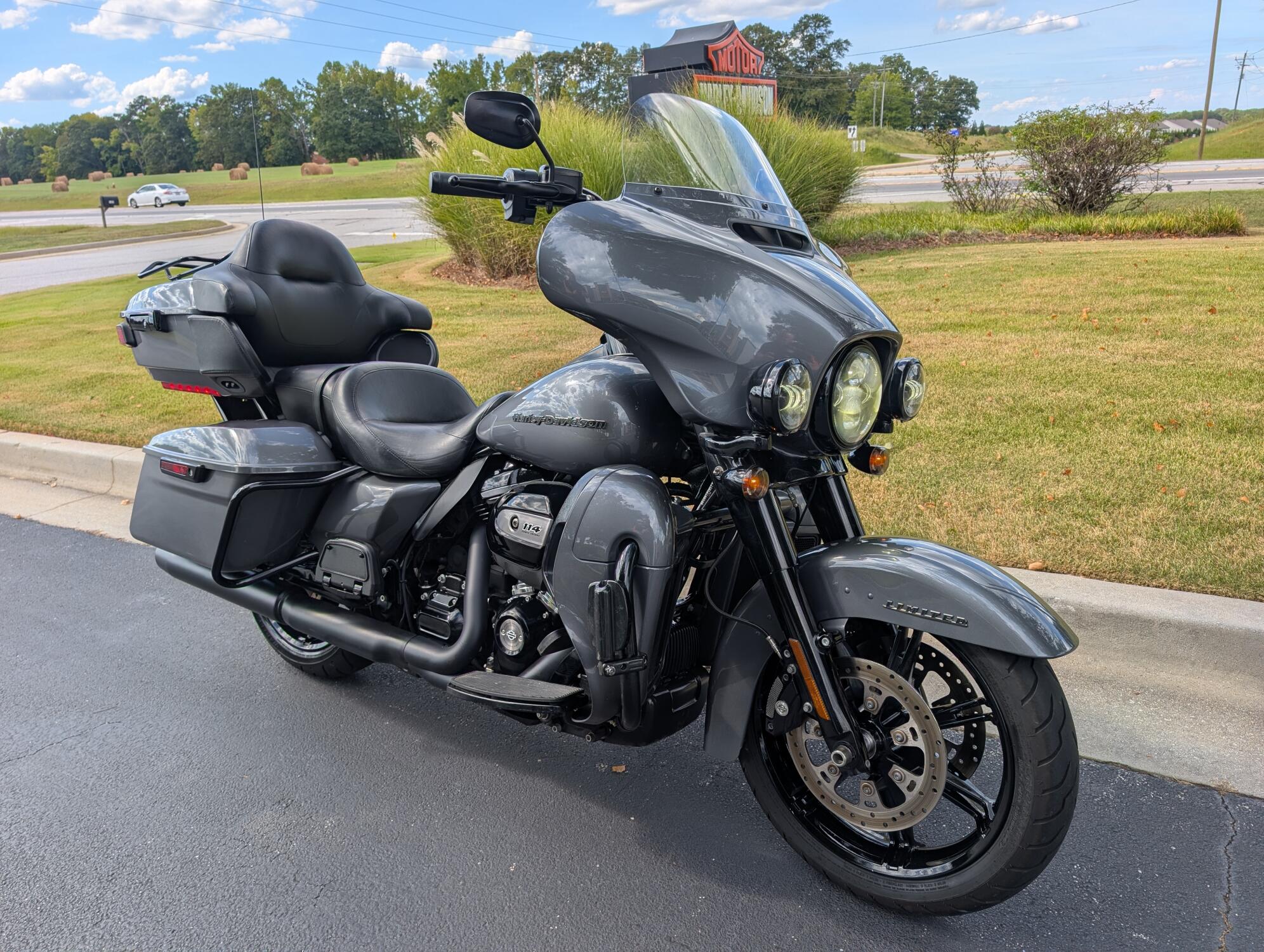 2021 Harley-Davidson® Ultra Limited Gauntlet Gray Metallic - Black Finish, photo 2
