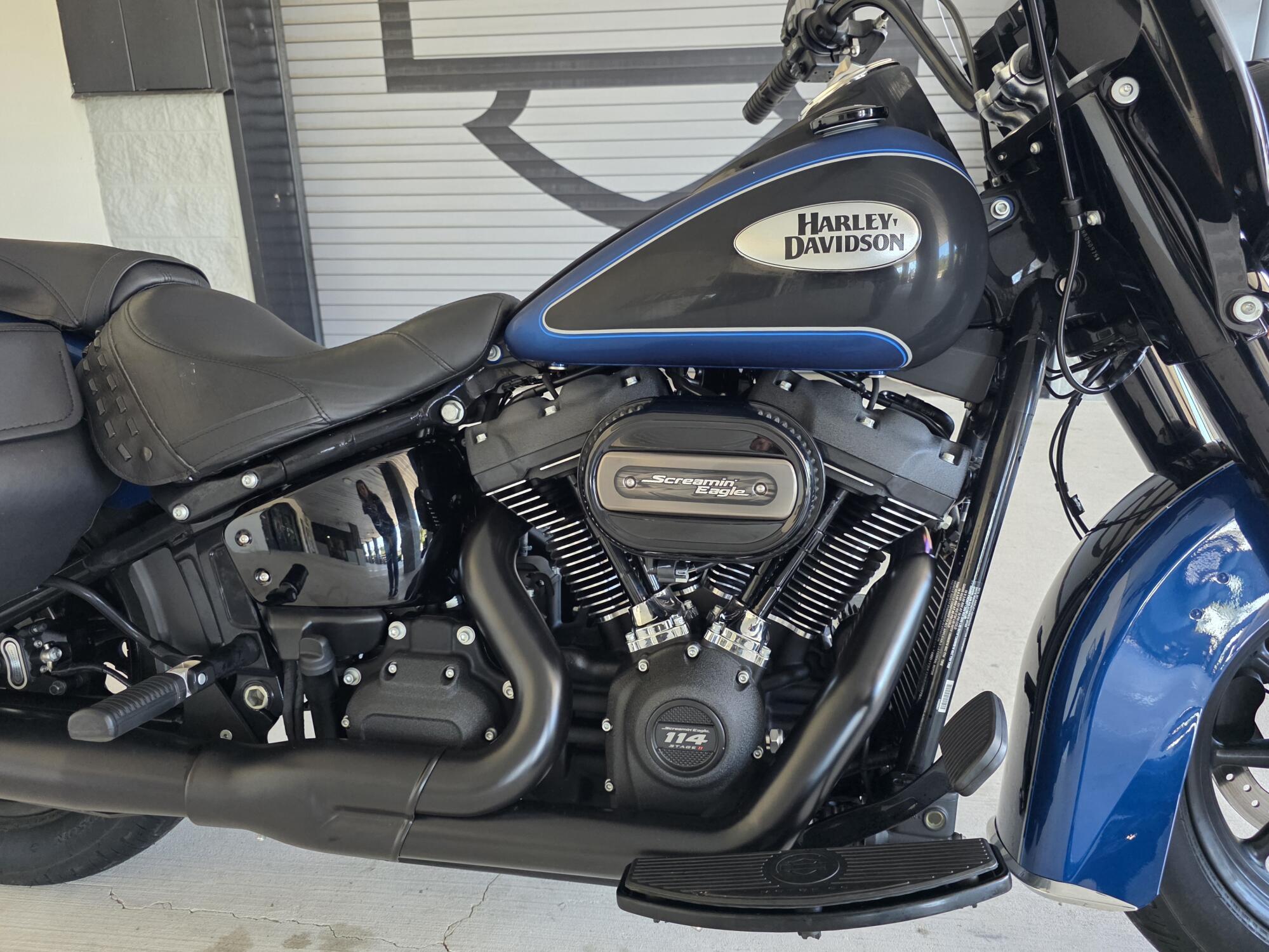 2022 Harley-Davidson® Heritage Classic 114 Reef Blue/Vivid Black (Black Finish w/Laced Wheels), photo 5