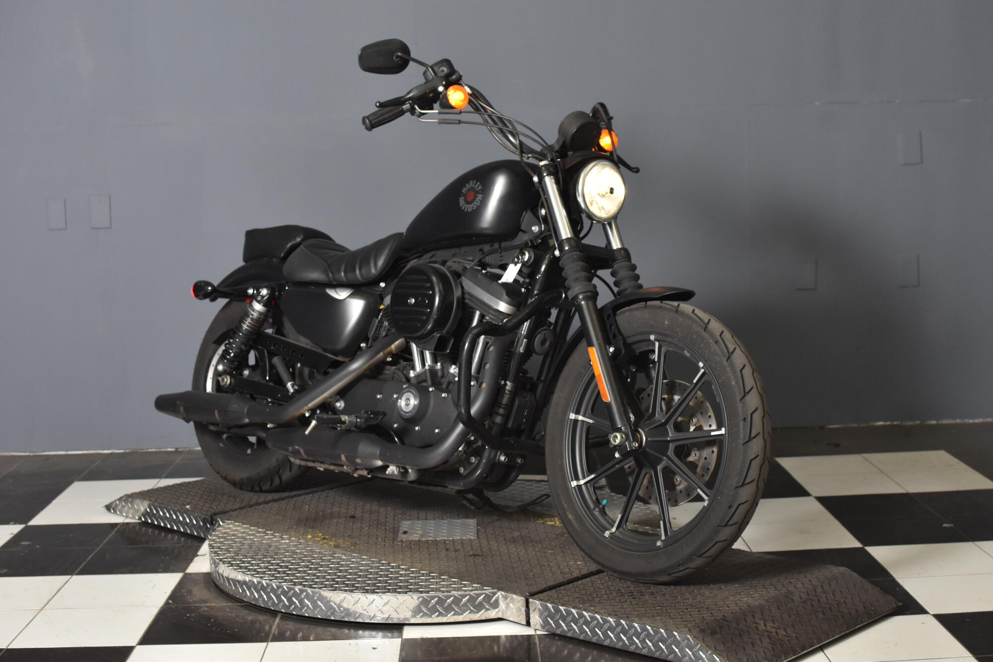 2022 Harley-Davidson® Iron 883™ Black Denim XL883N, photo 2
