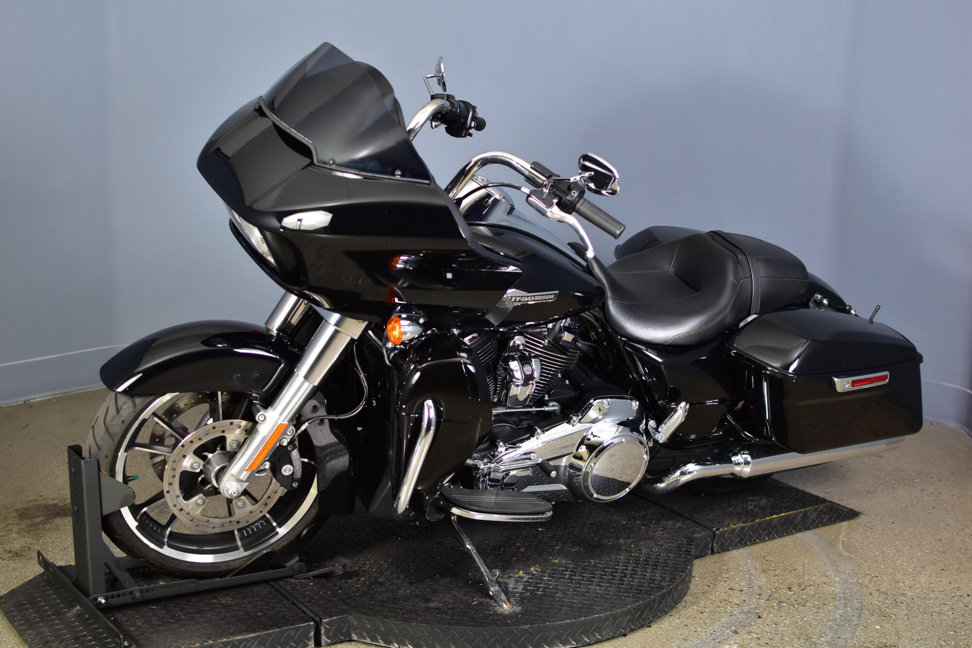 2022 Harley-Davidson® Road Glide® Vivid Black, photo 4